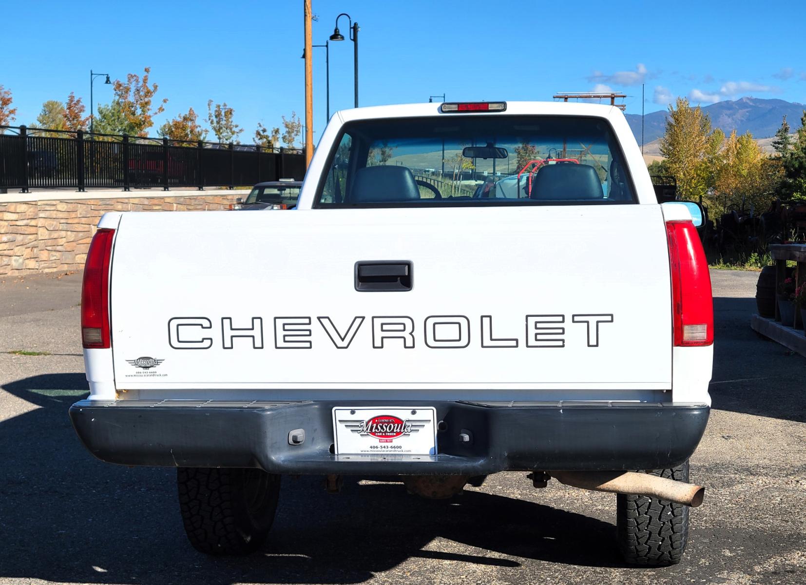1998 White Chevrolet C/K 1500 Reg. Cab 8-ft. Bed 4WD (1GCEK14R5WZ) with an 5.7L V8 OHV 16V engine, Automatic transmission, located at 450 N Russell, Missoula, MT, 59801, (406) 543-6600, 46.874496, -114.017433 - Photo #6