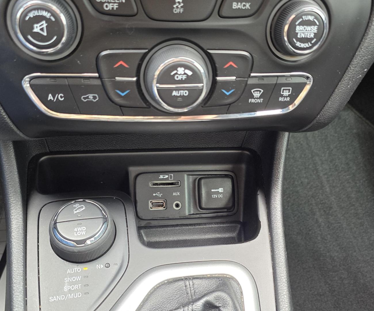 2014 Grey /Black Jeep Cherokee Limited 4WD (1C4PJMDS8EW) with an 3.2L V6 DOHC 24V engine, 9-Speed Automatic transmission, located at 450 N Russell, Missoula, MT, 59801, (406) 543-6600, 46.874496, -114.017433 - Photo#14