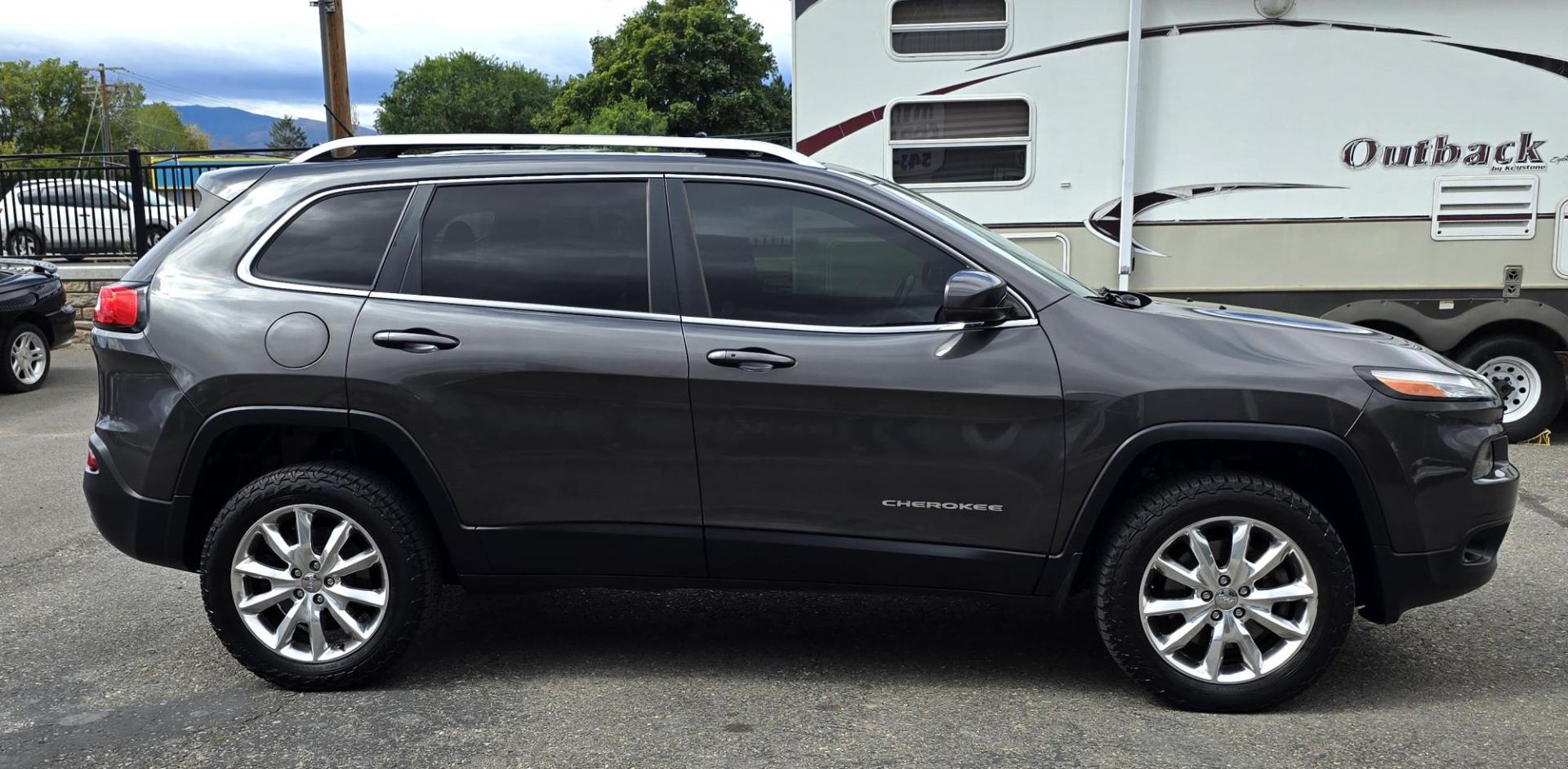 2014 Grey /Black Jeep Cherokee Limited 4WD (1C4PJMDS8EW) with an 3.2L V6 DOHC 24V engine, 9-Speed Automatic transmission, located at 450 N Russell, Missoula, MT, 59801, (406) 543-6600, 46.874496, -114.017433 - Photo#4