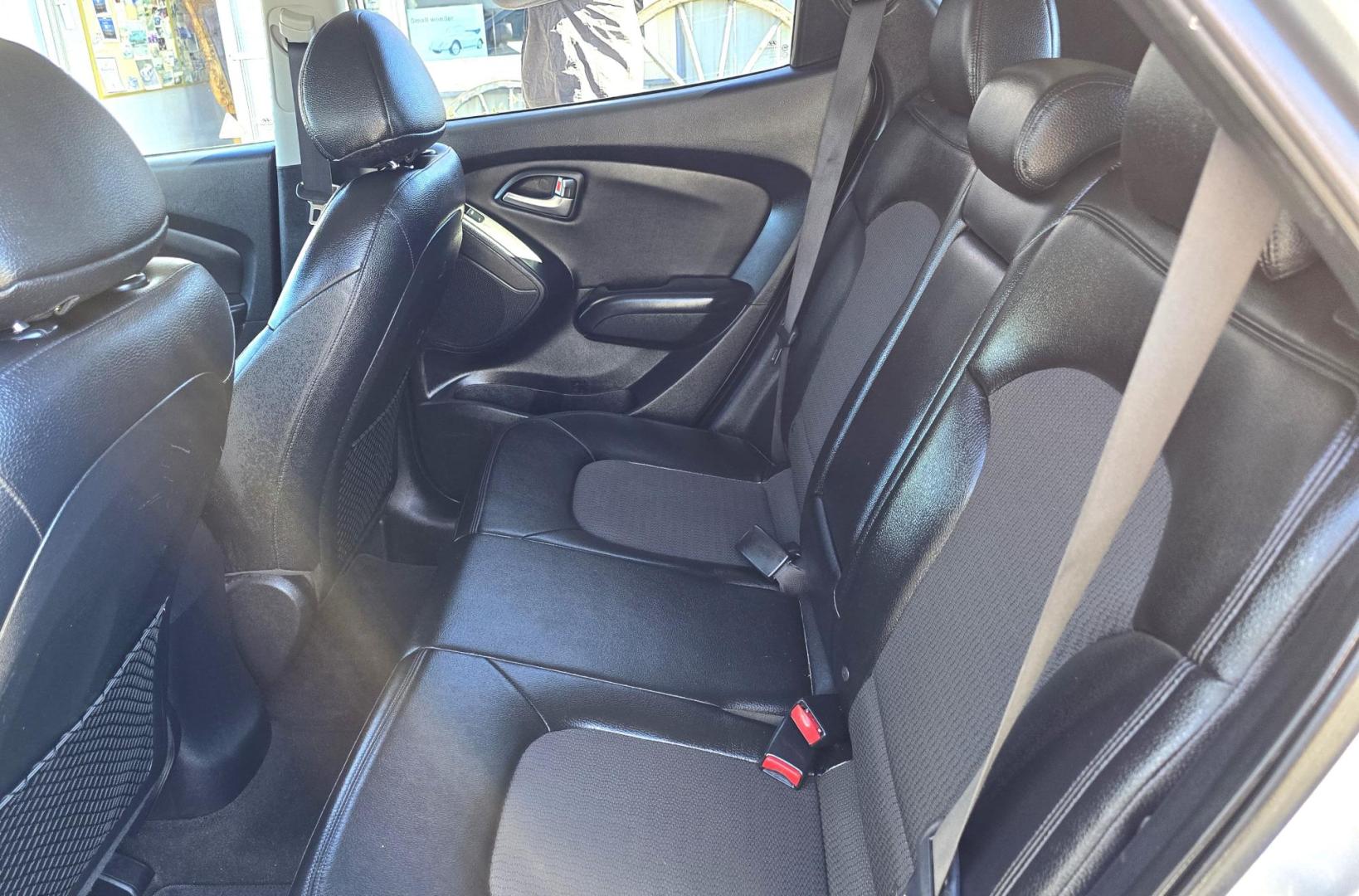 2010 Silver /Black Hyundai Tucson GLS AWD (KM8JUCAC5AU) with an 2.4L L4 DOHC 16V engine, 6-Speed Auto transmission, located at 450 N Russell, Missoula, MT, 59801, (406) 543-6600, 46.874496, -114.017433 - Photo#12