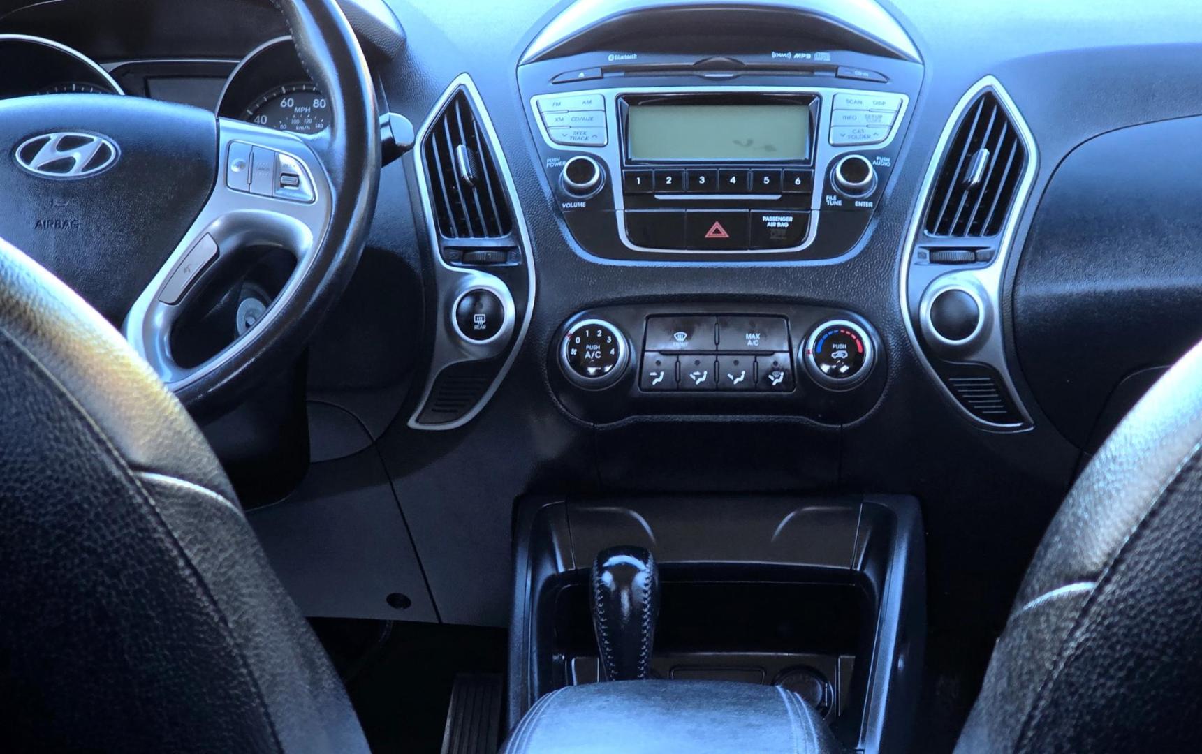 2010 Silver /Black Hyundai Tucson GLS AWD (KM8JUCAC5AU) with an 2.4L L4 DOHC 16V engine, 6-Speed Auto transmission, located at 450 N Russell, Missoula, MT, 59801, (406) 543-6600, 46.874496, -114.017433 - Photo#7