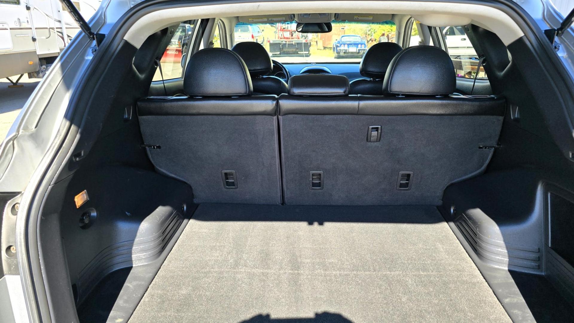 2010 Silver /Black Hyundai Tucson GLS AWD (KM8JUCAC5AU) with an 2.4L L4 DOHC 16V engine, 6-Speed Auto transmission, located at 450 N Russell, Missoula, MT, 59801, (406) 543-6600, 46.874496, -114.017433 - Photo#8