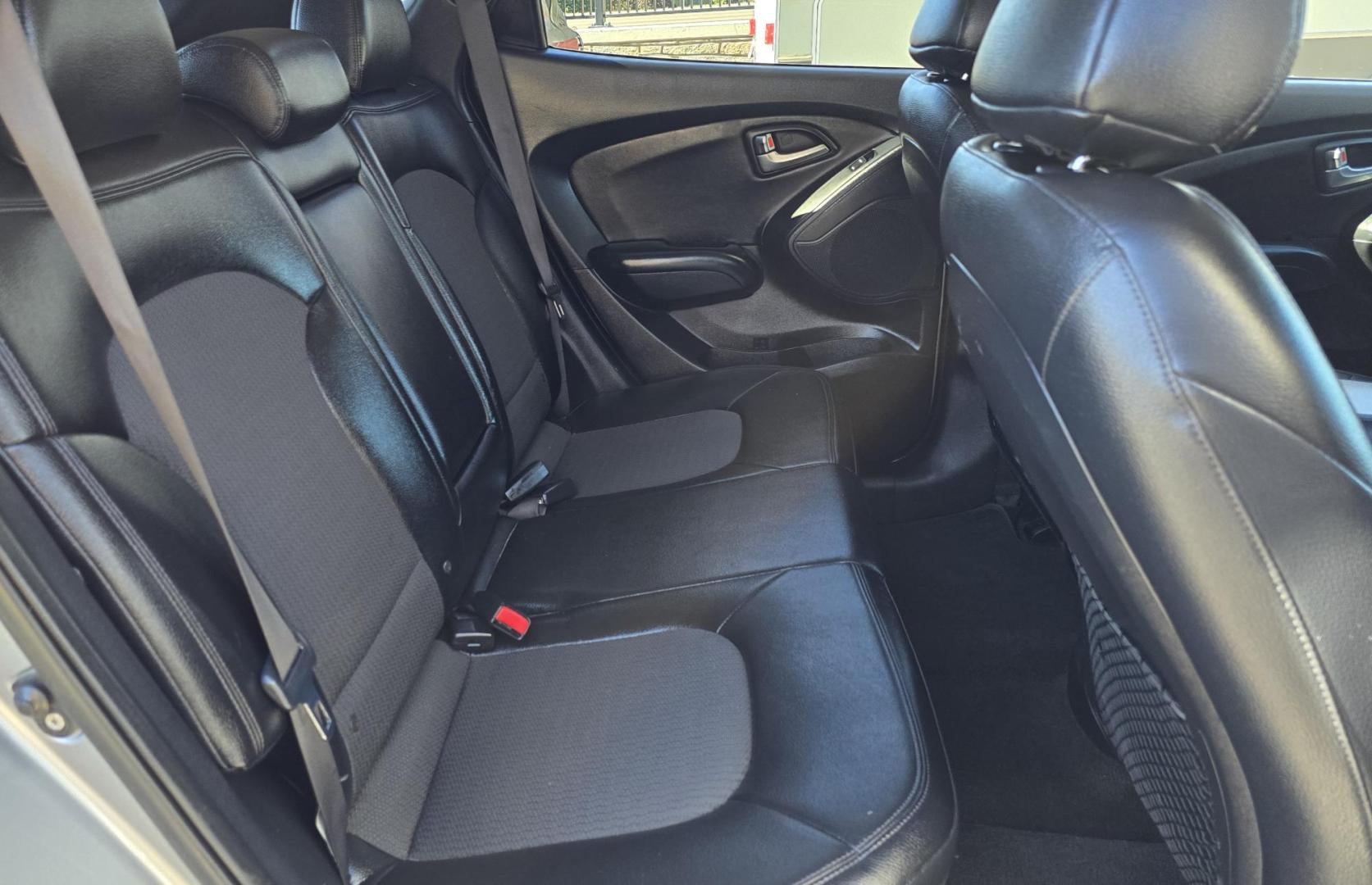2010 Silver /Black Hyundai Tucson GLS AWD (KM8JUCAC5AU) with an 2.4L L4 DOHC 16V engine, 6-Speed Auto transmission, located at 450 N Russell, Missoula, MT, 59801, (406) 543-6600, 46.874496, -114.017433 - Photo#9