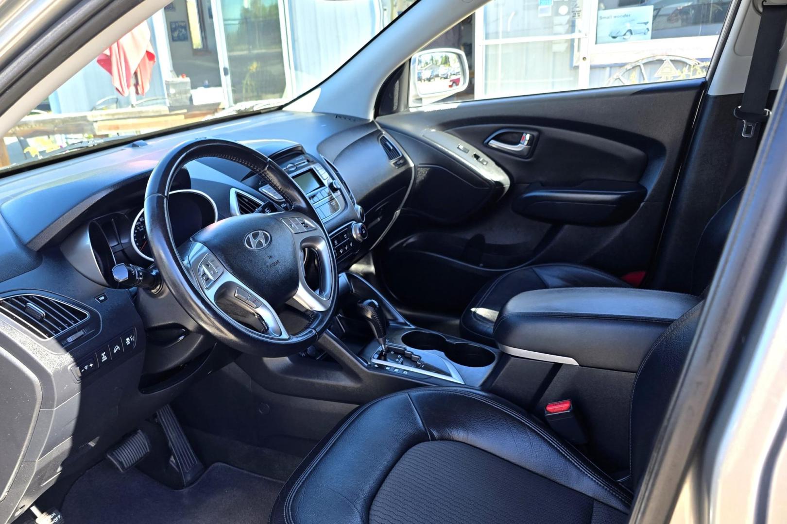 2010 Silver /Black Hyundai Tucson GLS AWD (KM8JUCAC5AU) with an 2.4L L4 DOHC 16V engine, 6-Speed Auto transmission, located at 450 N Russell, Missoula, MT, 59801, (406) 543-6600, 46.874496, -114.017433 - Photo#10