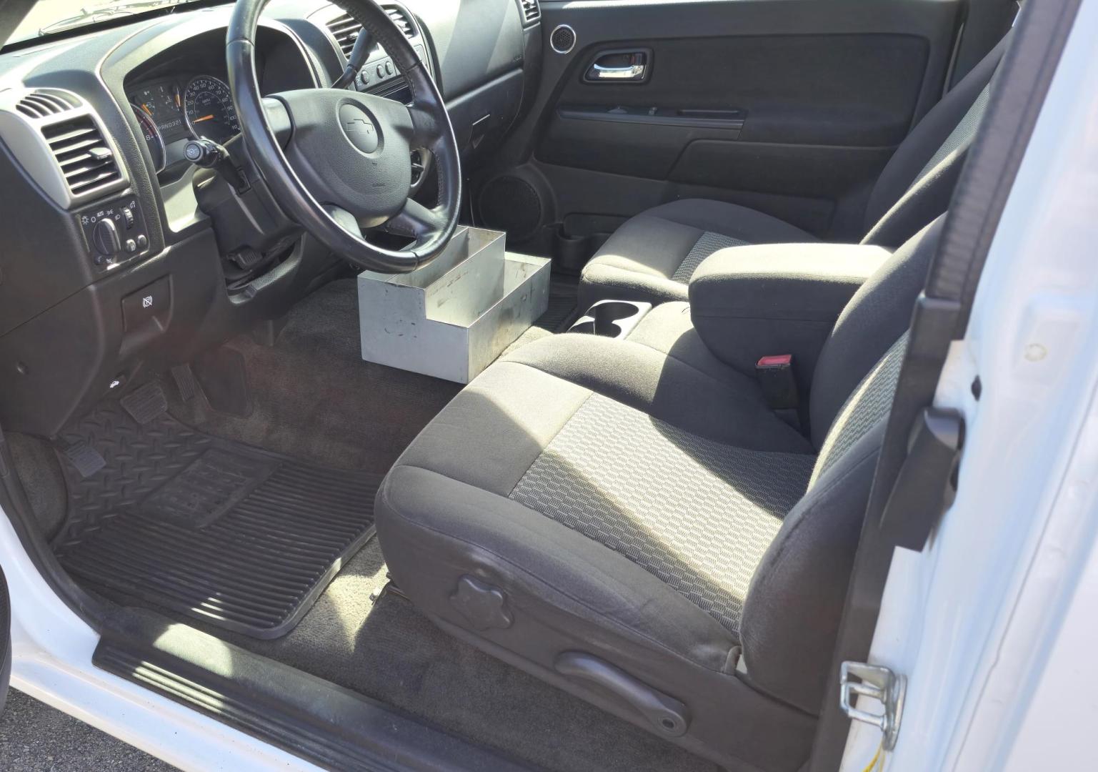 2012 White /Black Chevrolet Colorado Work Truck Ext. Cab 4WD (1GCJTBF95C8) with an 2.9L L4 DOHC 16V engine, Automatic transmission, located at 450 N Russell, Missoula, MT, 59801, (406) 543-6600, 46.874496, -114.017433 - Hard to find Colorado 4WD. 2.9L I4 Engine. New Timing Chain. Automatic. Former Animal Control Truck so it has a really nice Topper. Air Conditioning. Power Windows and Locks. Cruise Control. AM FM CD. - Photo#12