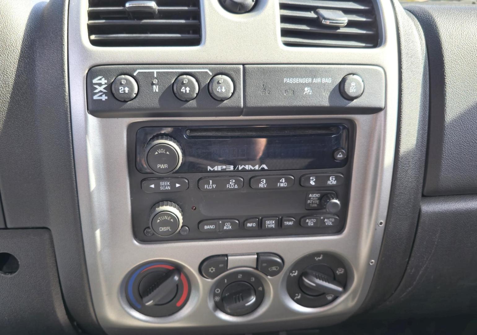 2012 White /Black Chevrolet Colorado Work Truck Ext. Cab 4WD (1GCJTBF95C8) with an 2.9L L4 DOHC 16V engine, Automatic transmission, located at 450 N Russell, Missoula, MT, 59801, (406) 543-6600, 46.874496, -114.017433 - Hard to find Colorado 4WD. 2.9L I4 Engine. New Timing Chain. Automatic. Former Animal Control Truck so it has a really nice Topper. Air Conditioning. Power Windows and Locks. Cruise Control. AM FM CD. - Photo#16