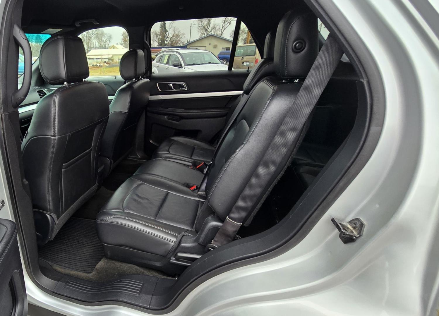 2016 Silver /Black Ford Explorer XLT 4WD (1FM5K8D85GG) with an 3.5L V6 DOHC 24V engine, 6-Speed Automatic transmission, located at 450 N Russell, Missoula, MT, 59801, (406) 543-6600, 46.874496, -114.017433 - Photo#13