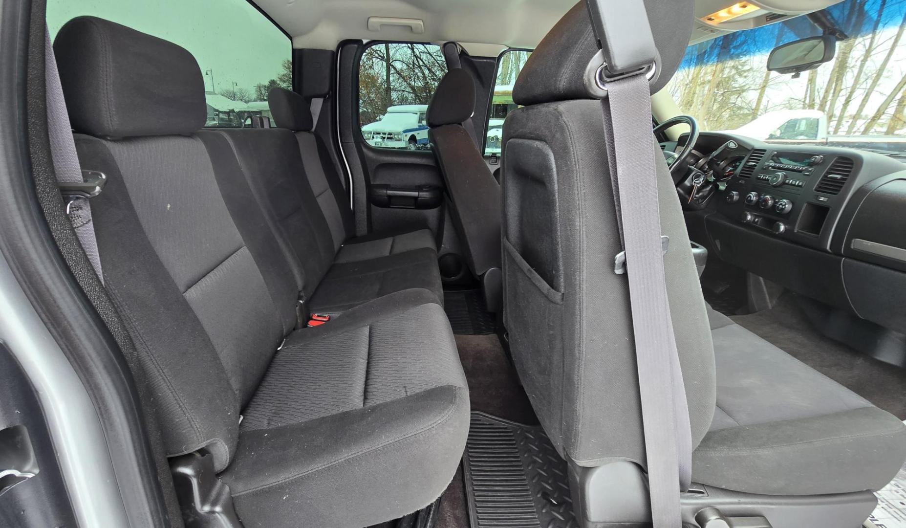 2012 Silver /Black GMC Sierra 2500HD SLE Ext. Cab 4WD (1GT220CG5CZ) with an 6.0L V8 OHV 16V FFV engine, 6-Speed Automatic transmission, located at 450 N Russell, Missoula, MT, 59801, (406) 543-6600, 46.874496, -114.017433 - Very Clean 3/4 Ton 4WD Truck. Beefy 6.0L v8 Engine. 6 Speed Automatic Transmission. Built in Electric Brake. Air. Cruise. Tilt. AM FM CD Player. Aftermarket Wheels. - Photo#10