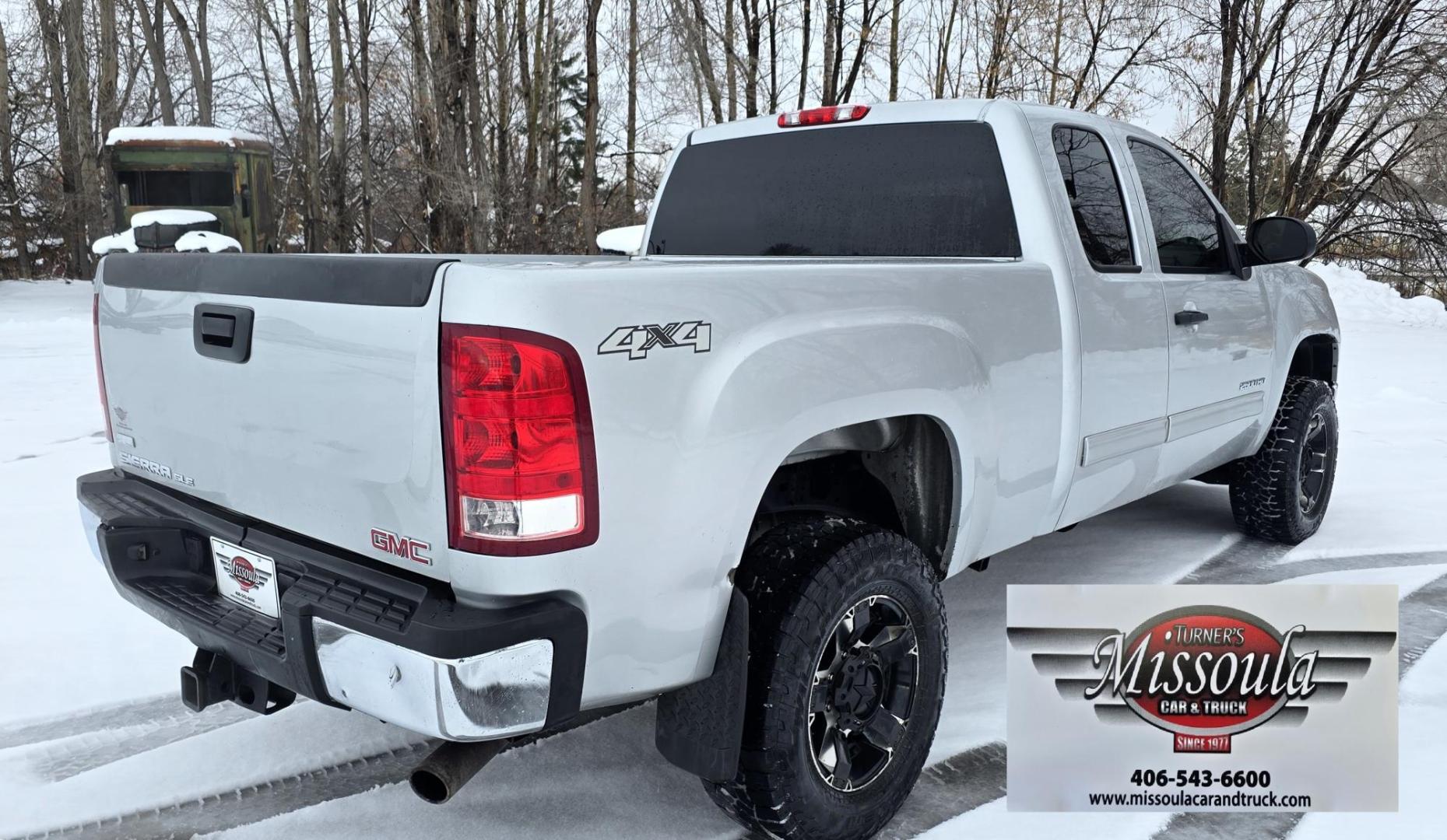 2012 Silver /Black GMC Sierra 2500HD SLE Ext. Cab 4WD (1GT220CG5CZ) with an 6.0L V8 OHV 16V FFV engine, 6-Speed Automatic transmission, located at 450 N Russell, Missoula, MT, 59801, (406) 543-6600, 46.874496, -114.017433 - Very Clean 3/4 Ton 4WD Truck. Beefy 6.0L v8 Engine. 6 Speed Automatic Transmission. Built in Electric Brake. Air. Cruise. Tilt. AM FM CD Player. Aftermarket Wheels. - Photo#4