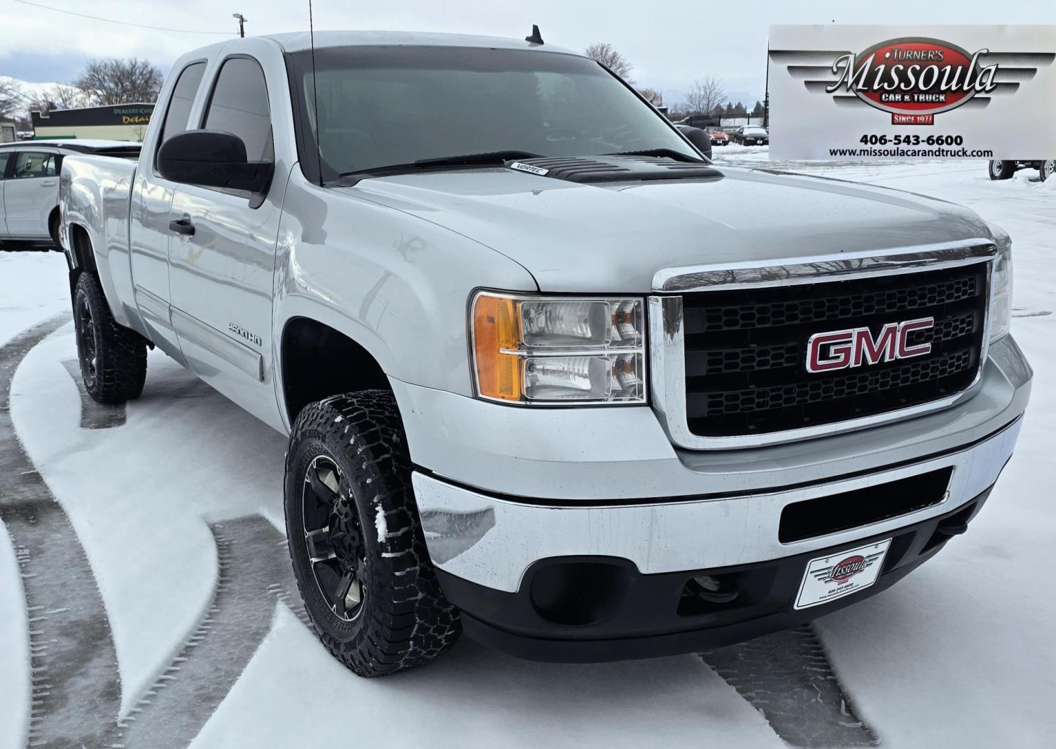 2012 Silver /Black GMC Sierra 2500HD SLE Ext. Cab 4WD (1GT220CG5CZ) with an 6.0L V8 OHV 16V FFV engine, 6-Speed Automatic transmission, located at 450 N Russell, Missoula, MT, 59801, (406) 543-6600, 46.874496, -114.017433 - Very Clean 3/4 Ton 4WD Truck. Beefy 6.0L v8 Engine. 6 Speed Automatic Transmission. Built in Electric Brake. Air. Cruise. Tilt. AM FM CD Player. Aftermarket Wheels. - Photo#5