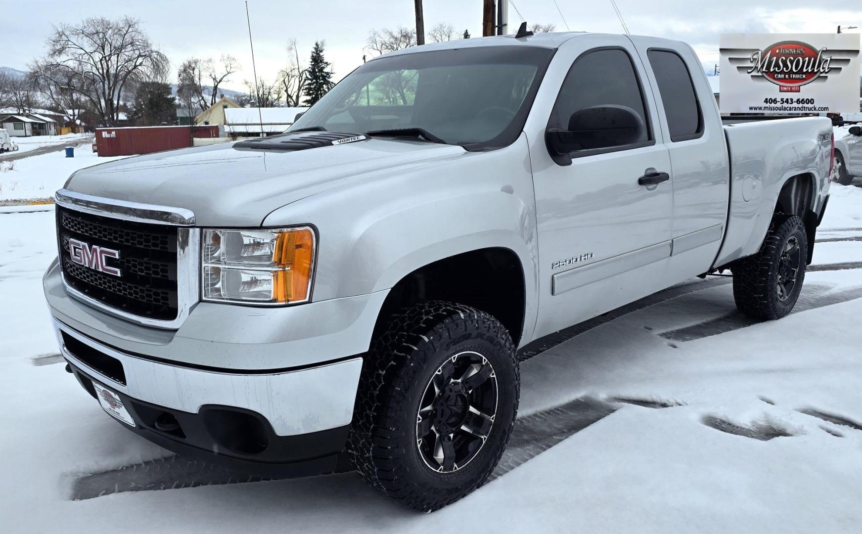 2012 Silver /Black GMC Sierra 2500HD SLE Ext. Cab 4WD (1GT220CG5CZ) with an 6.0L V8 OHV 16V FFV engine, 6-Speed Automatic transmission, located at 450 N Russell, Missoula, MT, 59801, (406) 543-6600, 46.874496, -114.017433 - Very Clean 3/4 Ton 4WD Truck. Beefy 6.0L v8 Engine. 6 Speed Automatic Transmission. Built in Electric Brake. Air. Cruise. Tilt. AM FM CD Player. Aftermarket Wheels. - Photo#2