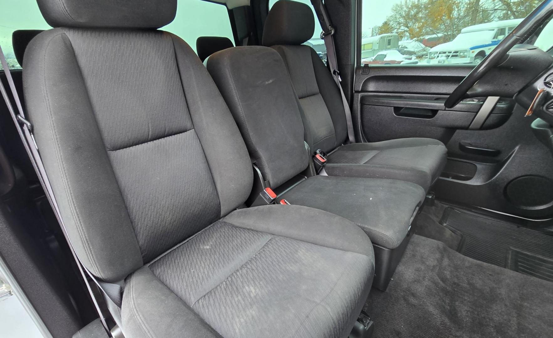 2012 Silver /Black GMC Sierra 2500HD SLE Ext. Cab 4WD (1GT220CG5CZ) with an 6.0L V8 OHV 16V FFV engine, 6-Speed Automatic transmission, located at 450 N Russell, Missoula, MT, 59801, (406) 543-6600, 46.874496, -114.017433 - Very Clean 3/4 Ton 4WD Truck. Beefy 6.0L v8 Engine. 6 Speed Automatic Transmission. Built in Electric Brake. Air. Cruise. Tilt. AM FM CD Player. Aftermarket Wheels. - Photo#9