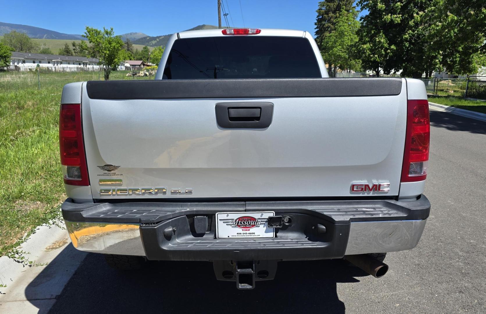 2012 Silver /Black GMC Sierra 2500HD SLE Ext. Cab 4WD (1GT220CG5CZ) with an 6.0L V8 OHV 16V FFV engine, 6-Speed Automatic transmission, located at 450 N Russell, Missoula, MT, 59801, (406) 543-6600, 46.874496, -114.017433 - Very Clean 3/4 Ton 4WD Truck. Beefy 6.0L v8 Engine. 6 Speed Automatic Transmission. Built in Electric Brake. Air. Cruise. Tilt. AM FM CD Player. Aftermarket Wheels. - Photo#6
