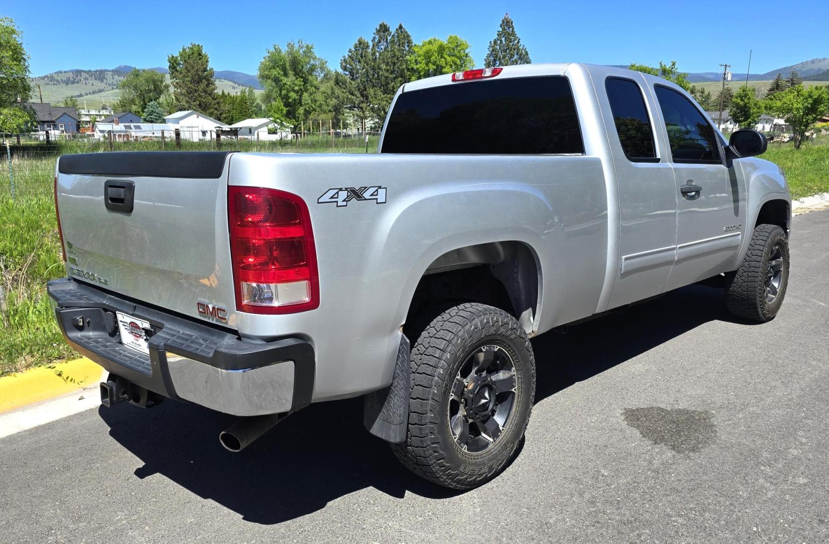 2012 Silver /Black GMC Sierra 2500HD SLE Ext. Cab 4WD (1GT220CG5CZ) with an 6.0L V8 OHV 16V FFV engine, 6-Speed Automatic transmission, located at 450 N Russell, Missoula, MT, 59801, (406) 543-6600, 46.874496, -114.017433 - Very Clean 3/4 Ton 4WD Truck. Beefy 6.0L v8 Engine. 6 Speed Automatic Transmission. Built in Electric Brake. Air. Cruise. Tilt. AM FM CD Player. Aftermarket Wheels. - Photo#5