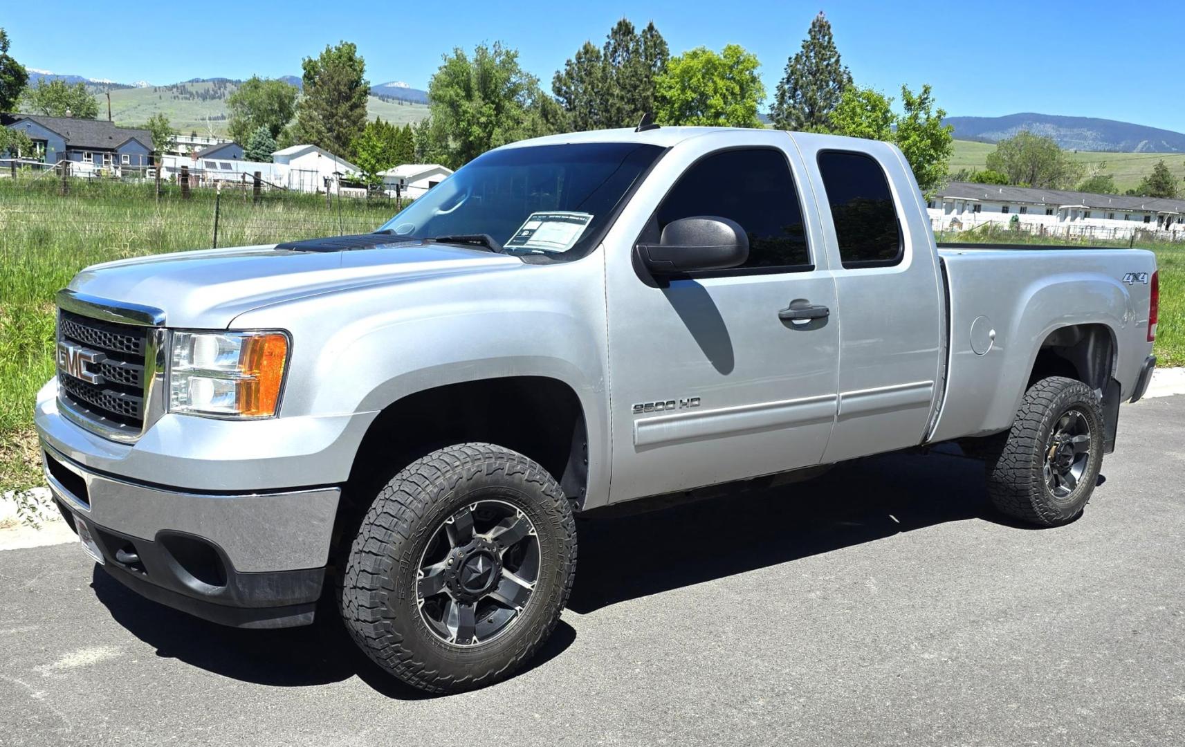 2012 Silver /Black GMC Sierra 2500HD SLE Ext. Cab 4WD (1GT220CG5CZ) with an 6.0L V8 OHV 16V FFV engine, 6-Speed Automatic transmission, located at 450 N Russell, Missoula, MT, 59801, (406) 543-6600, 46.874496, -114.017433 - Very Clean 3/4 Ton 4WD Truck. Beefy 6.0L v8 Engine. 6 Speed Automatic Transmission. Built in Electric Brake. Air. Cruise. Tilt. AM FM CD Player. Aftermarket Wheels. - Photo#7