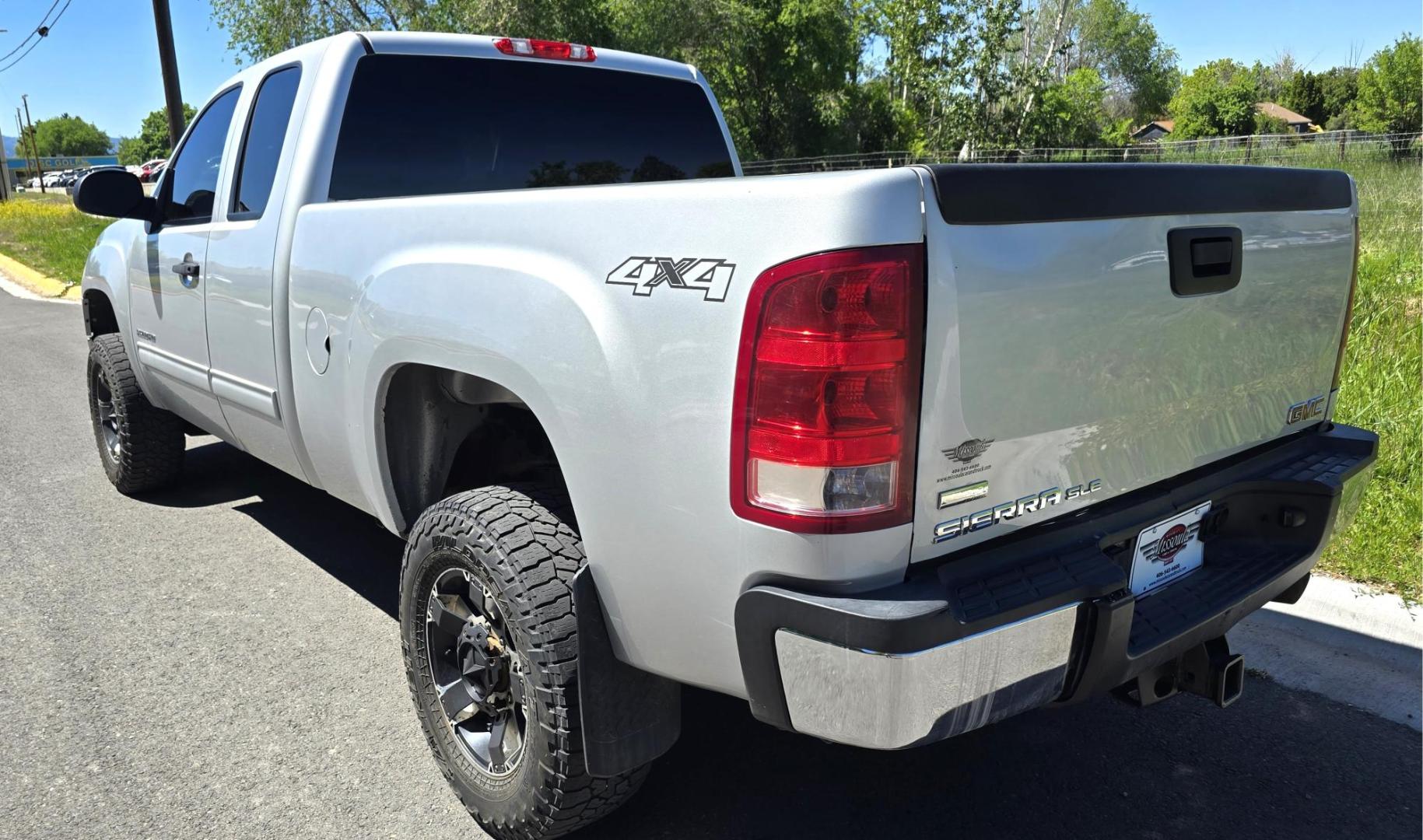 2012 Silver /Black GMC Sierra 2500HD SLE Ext. Cab 4WD (1GT220CG5CZ) with an 6.0L V8 OHV 16V FFV engine, 6-Speed Automatic transmission, located at 450 N Russell, Missoula, MT, 59801, (406) 543-6600, 46.874496, -114.017433 - Very Clean 3/4 Ton 4WD Truck. Beefy 6.0L v8 Engine. 6 Speed Automatic Transmission. Built in Electric Brake. Air. Cruise. Tilt. AM FM CD Player. Aftermarket Wheels. - Photo#9