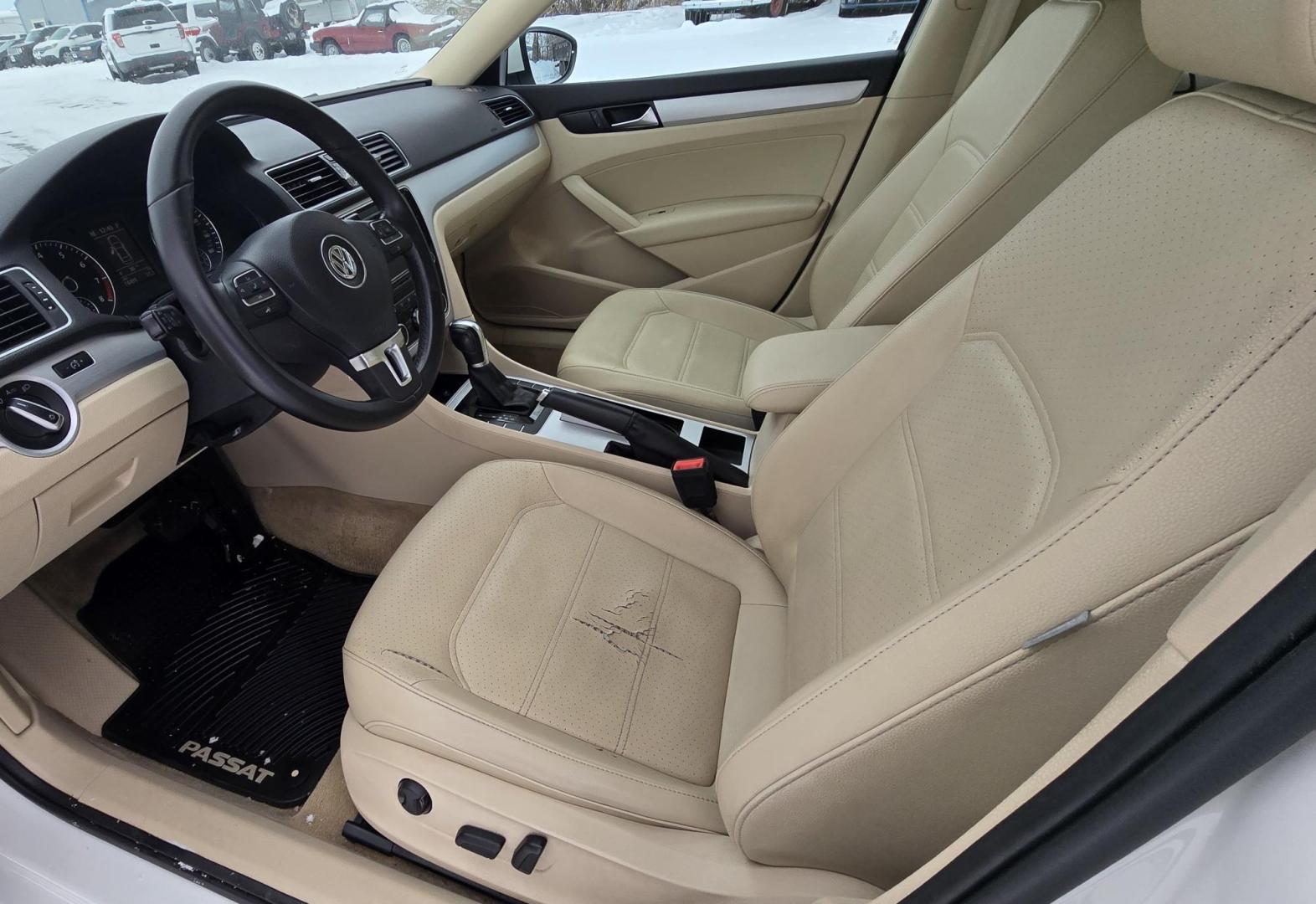 2012 White /Tan Volkswagen Passat 2.5L SE MT (1VWBH7A37CC) with an 2.5L L5 DOHC 2OV engine, Automatic transmission, located at 450 N Russell, Missoula, MT, 59801, (406) 543-6600, 46.874496, -114.017433 - Photo#10