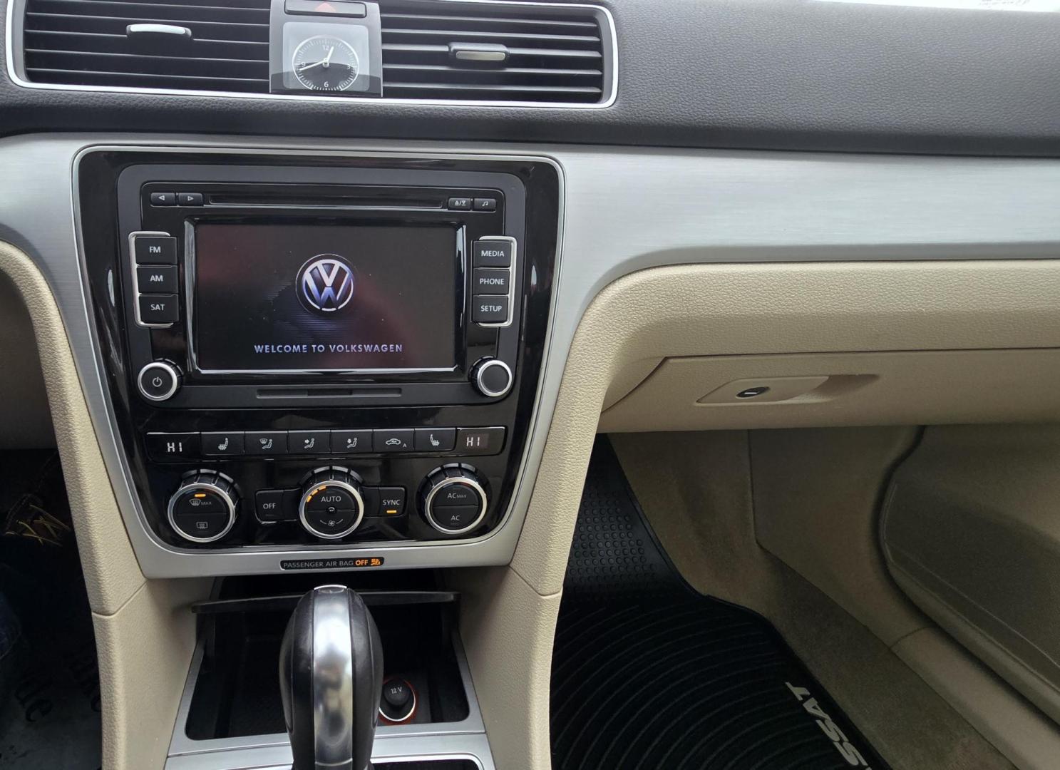 2012 White /Tan Volkswagen Passat 2.5L SE MT (1VWBH7A37CC) with an 2.5L L5 DOHC 2OV engine, Automatic transmission, located at 450 N Russell, Missoula, MT, 59801, (406) 543-6600, 46.874496, -114.017433 - Photo#11