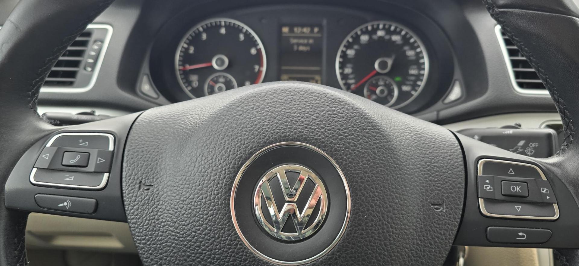 2012 White /Tan Volkswagen Passat 2.5L SE MT (1VWBH7A37CC) with an 2.5L L5 DOHC 2OV engine, Automatic transmission, located at 450 N Russell, Missoula, MT, 59801, (406) 543-6600, 46.874496, -114.017433 - Photo#14