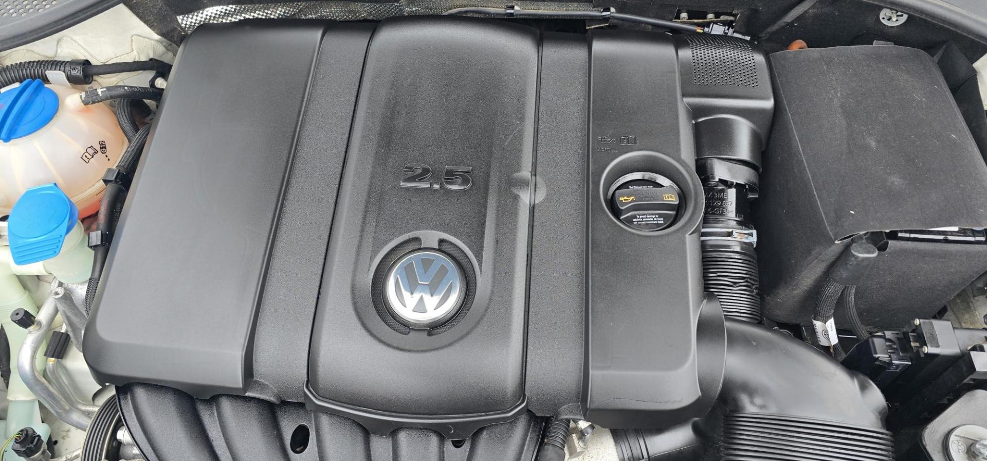 2012 White /Tan Volkswagen Passat 2.5L SE MT (1VWBH7A37CC) with an 2.5L L5 DOHC 2OV engine, Automatic transmission, located at 450 N Russell, Missoula, MT, 59801, (406) 543-6600, 46.874496, -114.017433 - Photo#15