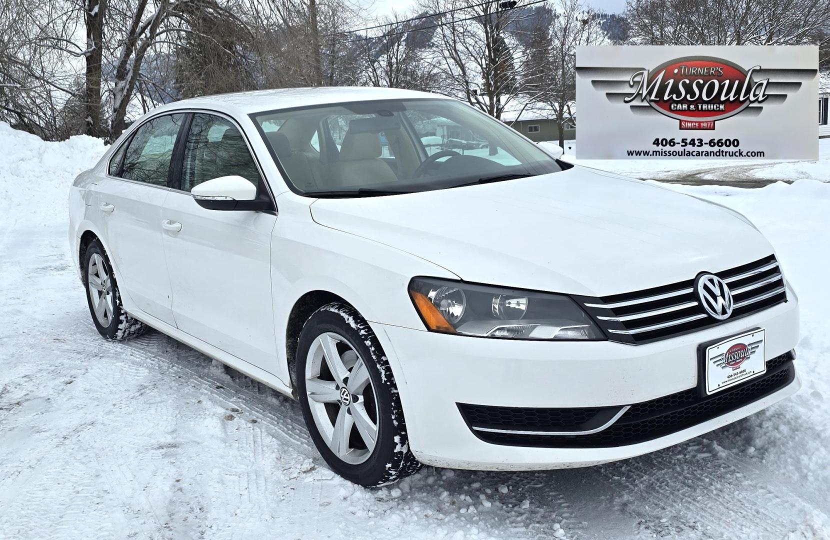 2012 White /Tan Volkswagen Passat 2.5L SE MT (1VWBH7A37CC) with an 2.5L L5 DOHC 2OV engine, Automatic transmission, located at 450 N Russell, Missoula, MT, 59801, (406) 543-6600, 46.874496, -114.017433 - Photo#4