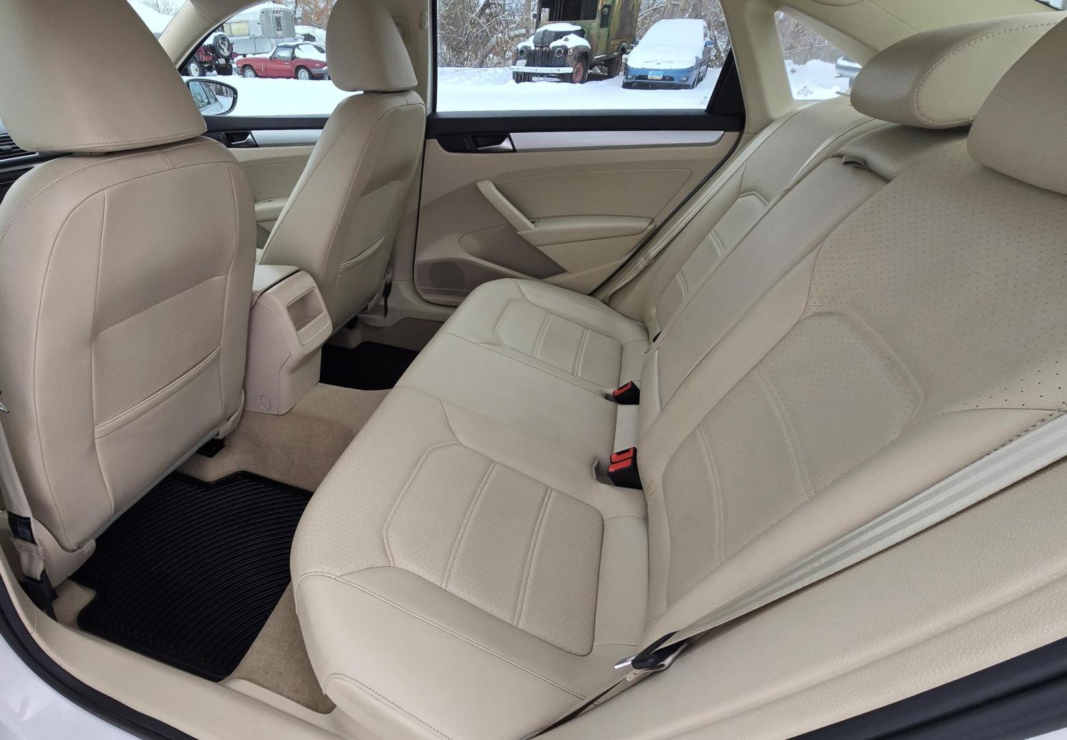 2012 White /Tan Volkswagen Passat 2.5L SE MT (1VWBH7A37CC) with an 2.5L L5 DOHC 2OV engine, Automatic transmission, located at 450 N Russell, Missoula, MT, 59801, (406) 543-6600, 46.874496, -114.017433 - Photo#9