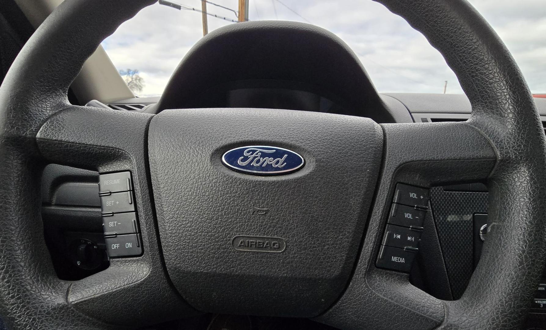 2006 White /Black Ford Fusion V6 SE (3FAFP07146R) with an 3.0L V6 DOHC 24V engine, 6-Speed Automatic Overdrive transmission, located at 450 N Russell, Missoula, MT, 59801, (406) 543-6600, 46.874496, -114.017433 - Clean FWD Sedan with only 103K Miles. 3.0L V6 has lots of pep. Power Sunroof. AM FM CD and Bluetooth. Air. Cruise. Tilt. Power Windows and Locks. - Photo#14