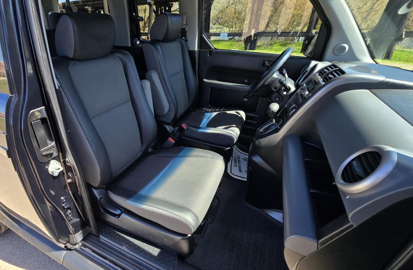 2006 Black /Black Honda Element EX-P 4WD AT (5J6YH28776L) with an 2.4L L4 DOHC 16V engine, 4-Speed Automatic Overdrive transmission, located at 450 N Russell, Missoula, MT, 59801, (406) 543-6600, 46.874496, -114.017433 - Hard to Find AWD Element. 2.4L I4 Engine. Automatic Transmission. Air. Cruise. Tilt. Sunroof. AM FM XM CD Player. Michelin Tires. Has a dent in the left rear door. - Photo#10