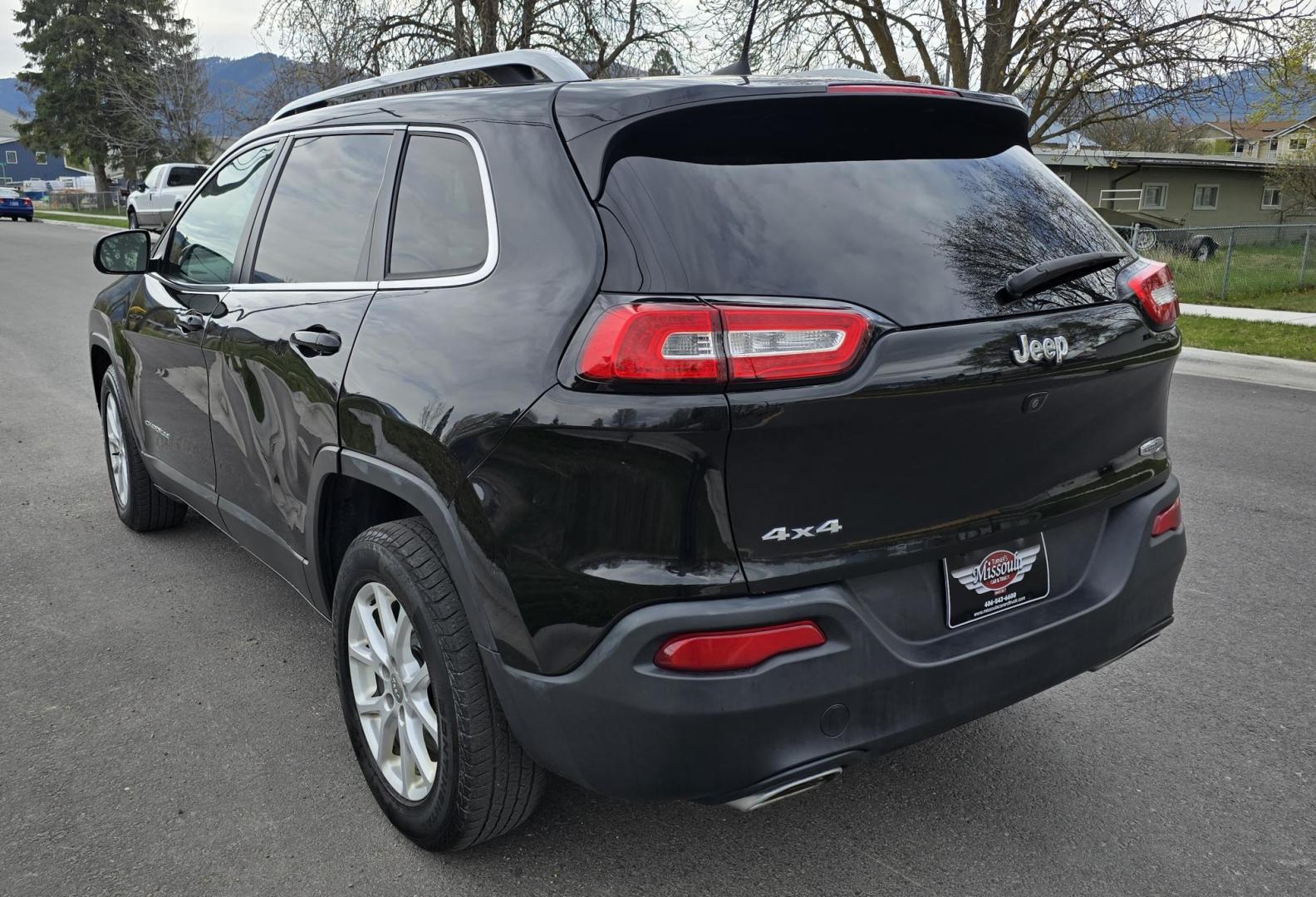 2016 Black /Black Jeep Cherokee Latitude 4WD (1C4PJMCS9GW) with an 3.2L V6 DOHC 24V engine, 9-Speed Automatic transmission, located at 450 N Russell, Missoula, MT, 59801, (406) 543-6600, 46.874496, -114.017433 - Black Jeep Cherokee Latitude 4WD. 3.2L V6 Engine. Air. Cruise. Tilt. Power Windows and Locks. Backup Camera. Bluetooth Audio and Phone. AM FM SAT. Passenger REar Door has a dent. - Photo#5