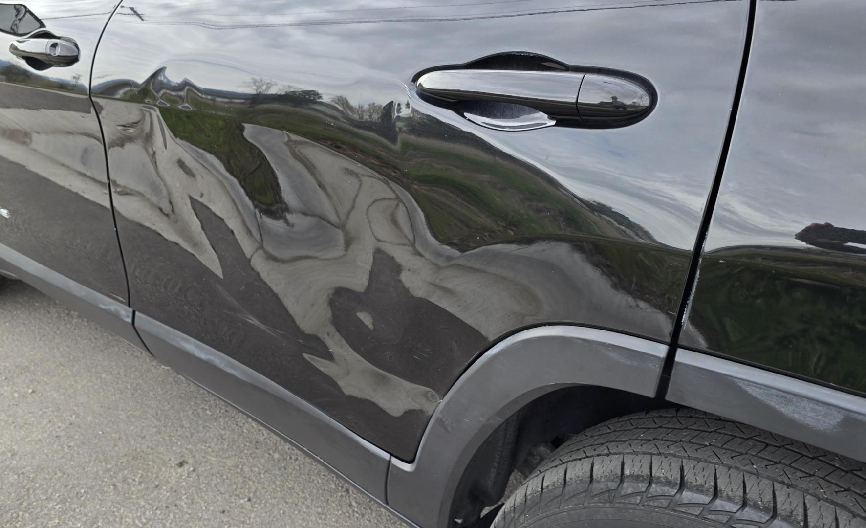 2016 Black /Black Jeep Cherokee Latitude 4WD (1C4PJMCS9GW) with an 3.2L V6 DOHC 24V engine, 9-Speed Automatic transmission, located at 450 N Russell, Missoula, MT, 59801, (406) 543-6600, 46.874496, -114.017433 - Black Jeep Cherokee Latitude 4WD. 3.2L V6 Engine. Air. Cruise. Tilt. Power Windows and Locks. Backup Camera. Bluetooth Audio and Phone. AM FM SAT. Passenger REar Door has a dent. - Photo#7
