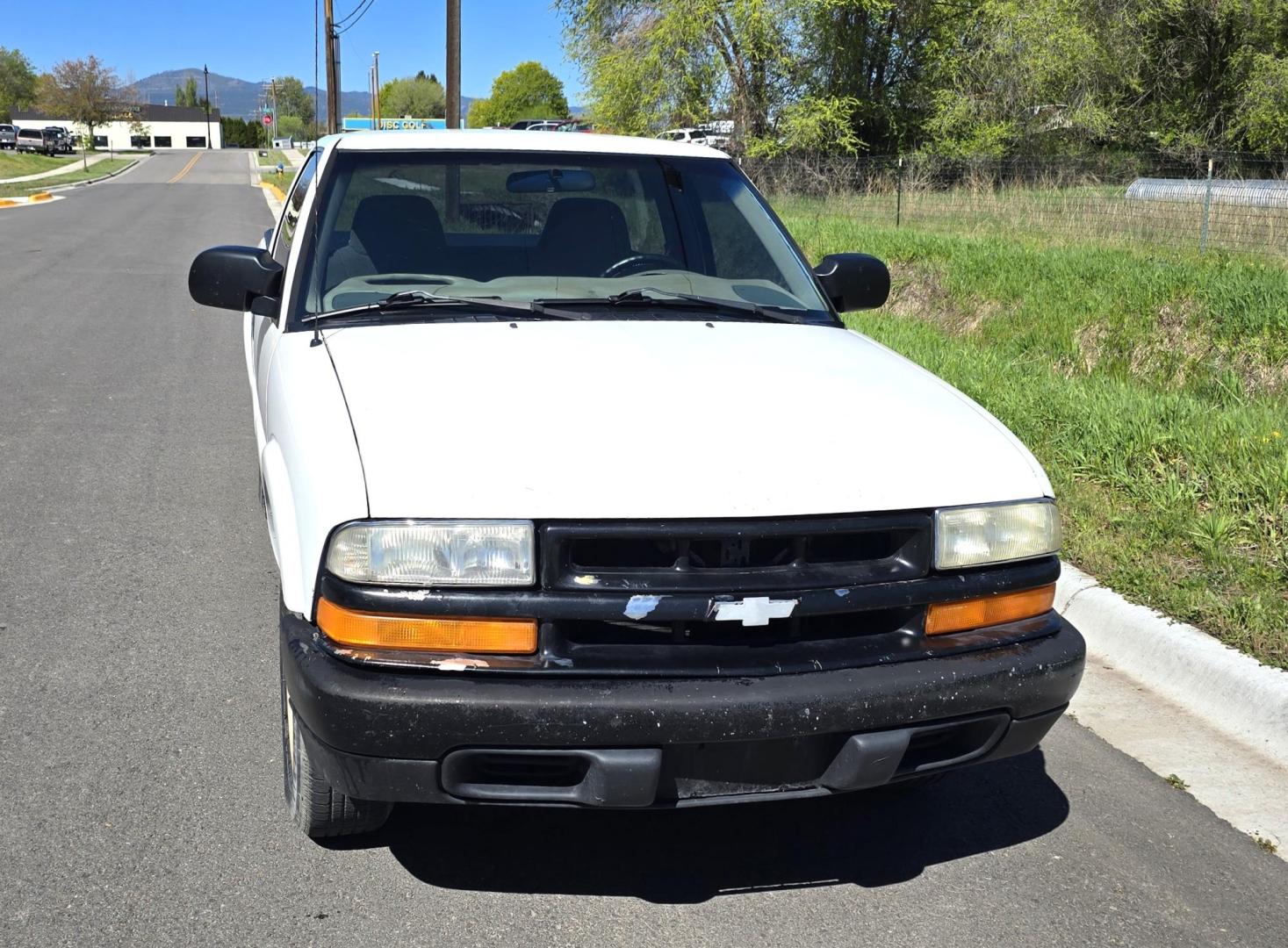 1999 White /Black Chevrolet S10 Pickup Short Bed 2WD (1GCCS1448X8) with an 2.2L L4 OHV 8V engine, 5 Speed Manual transmission, located at 450 N Russell, Missoula, MT, 59801, (406) 543-6600, 46.874496, -114.017433 - Cute Little 2WD Truck. Odometer doesn't work so we don't know the miles. Runs great with an economical 2.2L I4 Engine. 5 Speed Manual Transmission. Air Conditioning. AM FM CD Player. Bed Cover. Towing Receiver Hitch. Financing is Not Available through our lenders. - Photo#2