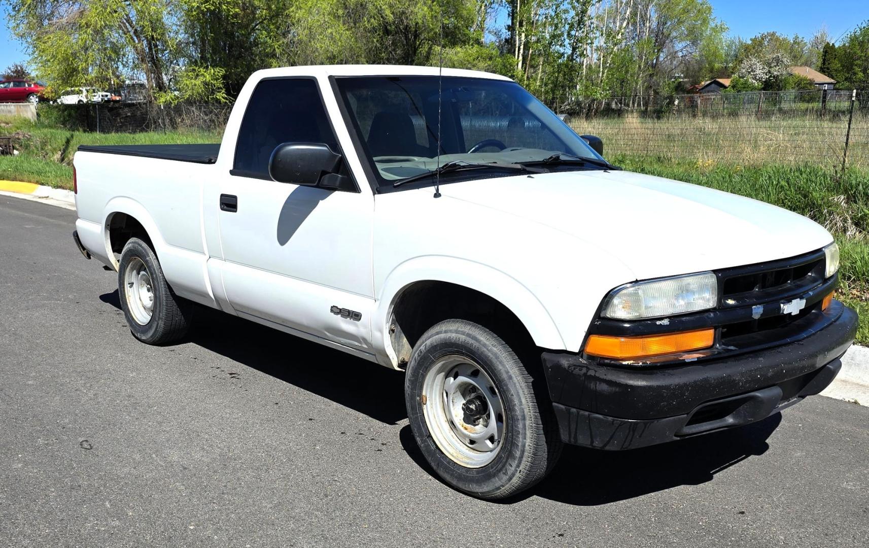 1999 White /Black Chevrolet S10 Pickup Short Bed 2WD (1GCCS1448X8) with an 2.2L L4 OHV 8V engine, 5 Speed Manual transmission, located at 450 N Russell, Missoula, MT, 59801, (406) 543-6600, 46.874496, -114.017433 - Cute Little 2WD Truck. Odometer doesn't work so we don't know the miles. Runs great with an economical 2.2L I4 Engine. 5 Speed Manual Transmission. Air Conditioning. AM FM CD Player. Bed Cover. Towing Receiver Hitch. Financing is Not Available through our lenders. - Photo#1