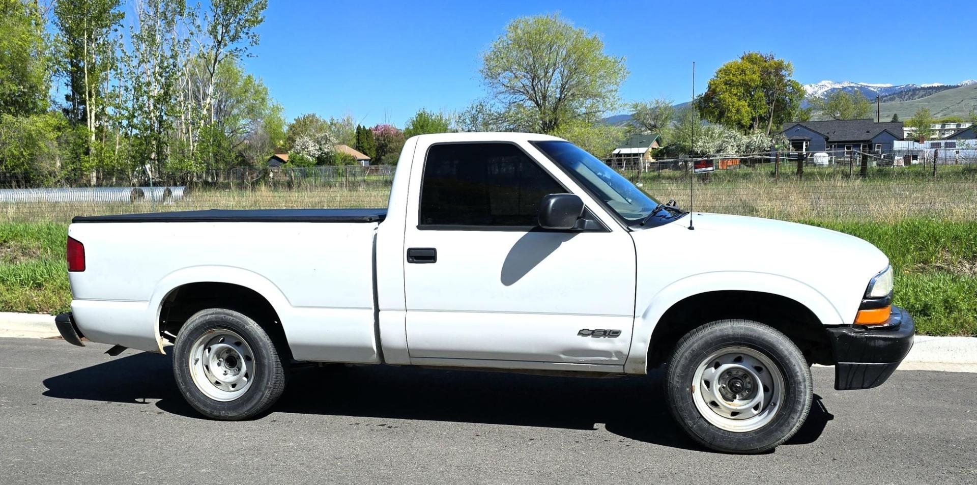 1999 White /Black Chevrolet S10 Pickup Short Bed 2WD (1GCCS1448X8) with an 2.2L L4 OHV 8V engine, 5 Speed Manual transmission, located at 450 N Russell, Missoula, MT, 59801, (406) 543-6600, 46.874496, -114.017433 - Cute Little 2WD Truck. Odometer doesn't work so we don't know the miles. Runs great with an economical 2.2L I4 Engine. 5 Speed Manual Transmission. Air Conditioning. AM FM CD Player. Bed Cover. Towing Receiver Hitch. Financing is Not Available through our lenders. - Photo#0