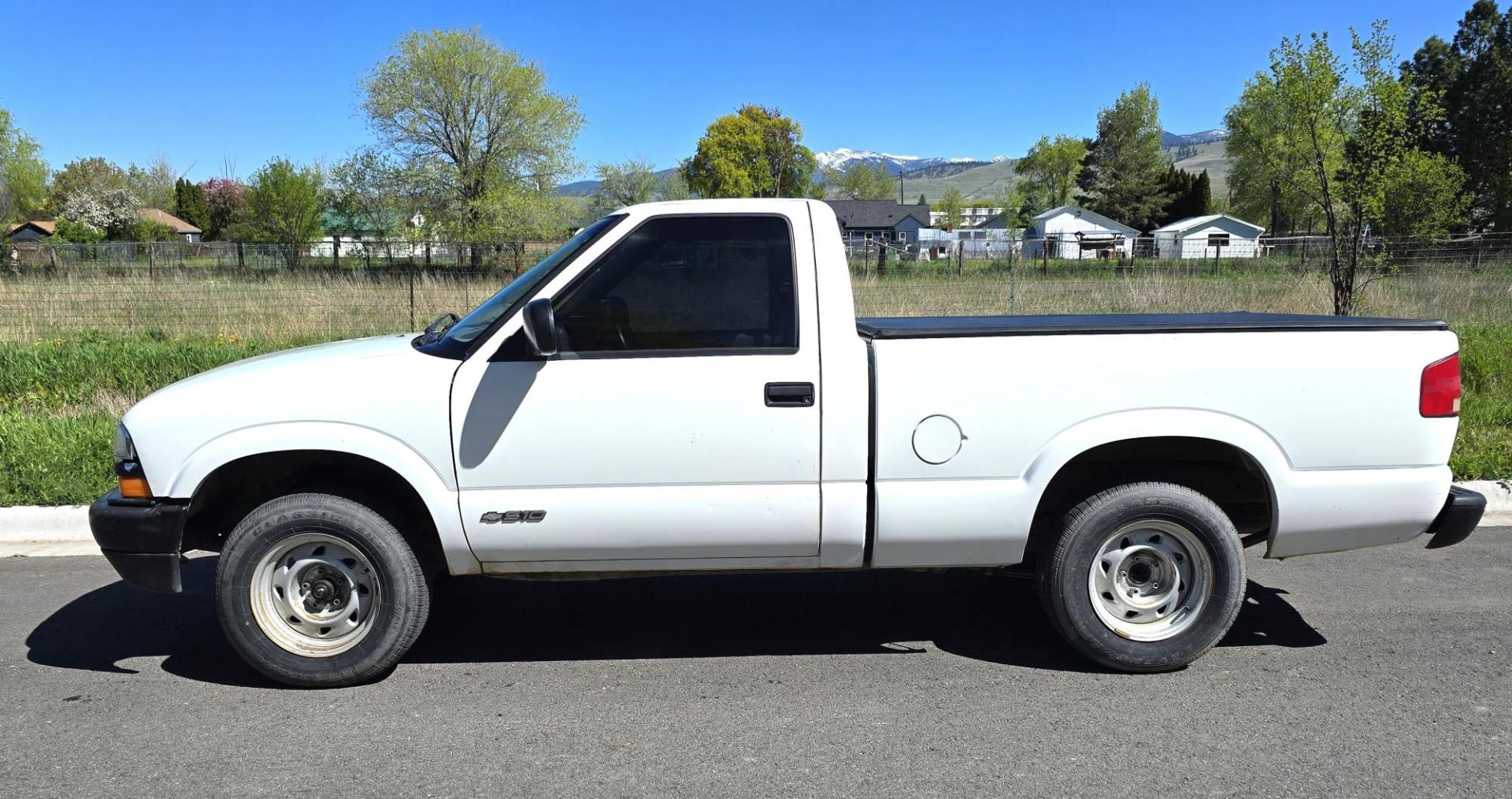 1999 White /Black Chevrolet S10 Pickup Short Bed 2WD (1GCCS1448X8) with an 2.2L L4 OHV 8V engine, 5 Speed Manual transmission, located at 450 N Russell, Missoula, MT, 59801, (406) 543-6600, 46.874496, -114.017433 - Cute Little 2WD Truck. Odometer doesn't work so we don't know the miles. Runs great with an economical 2.2L I4 Engine. 5 Speed Manual Transmission. Air Conditioning. AM FM CD Player. Bed Cover. Towing Receiver Hitch. Financing is Not Available through our lenders. - Photo#3