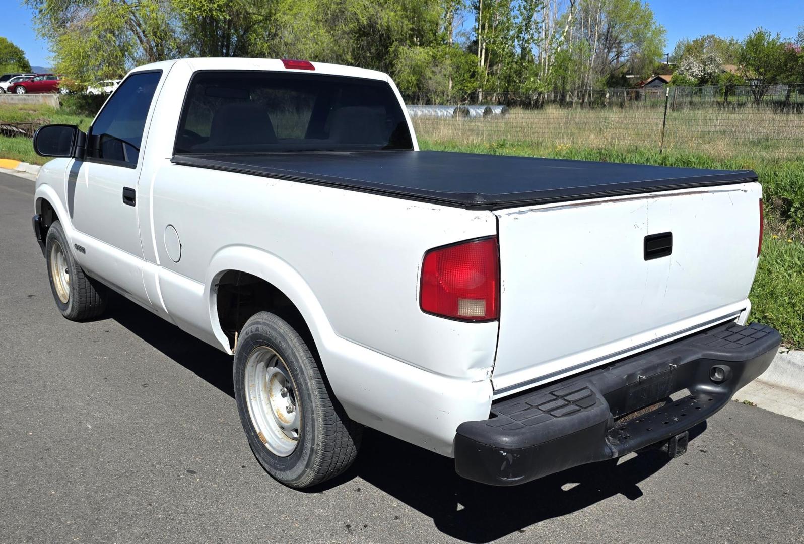 1999 White /Black Chevrolet S10 Pickup Short Bed 2WD (1GCCS1448X8) with an 2.2L L4 OHV 8V engine, 5 Speed Manual transmission, located at 450 N Russell, Missoula, MT, 59801, (406) 543-6600, 46.874496, -114.017433 - Cute Little 2WD Truck. Odometer doesn't work so we don't know the miles. Runs great with an economical 2.2L I4 Engine. 5 Speed Manual Transmission. Air Conditioning. AM FM CD Player. Bed Cover. Towing Receiver Hitch. Financing is Not Available through our lenders. - Photo#4