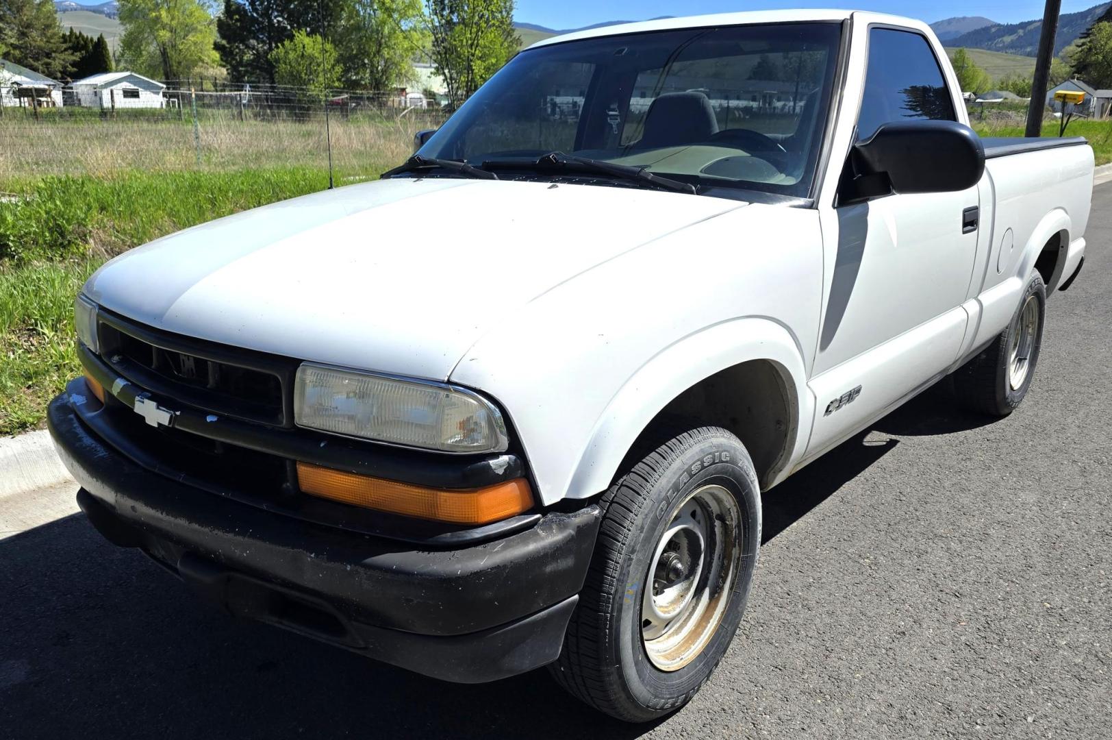 1999 White /Black Chevrolet S10 Pickup Short Bed 2WD (1GCCS1448X8) with an 2.2L L4 OHV 8V engine, 5 Speed Manual transmission, located at 450 N Russell, Missoula, MT, 59801, (406) 543-6600, 46.874496, -114.017433 - Cute Little 2WD Truck. Odometer doesn't work so we don't know the miles. Runs great with an economical 2.2L I4 Engine. 5 Speed Manual Transmission. Air Conditioning. AM FM CD Player. Bed Cover. Towing Receiver Hitch. Financing is Not Available through our lenders. - Photo#6