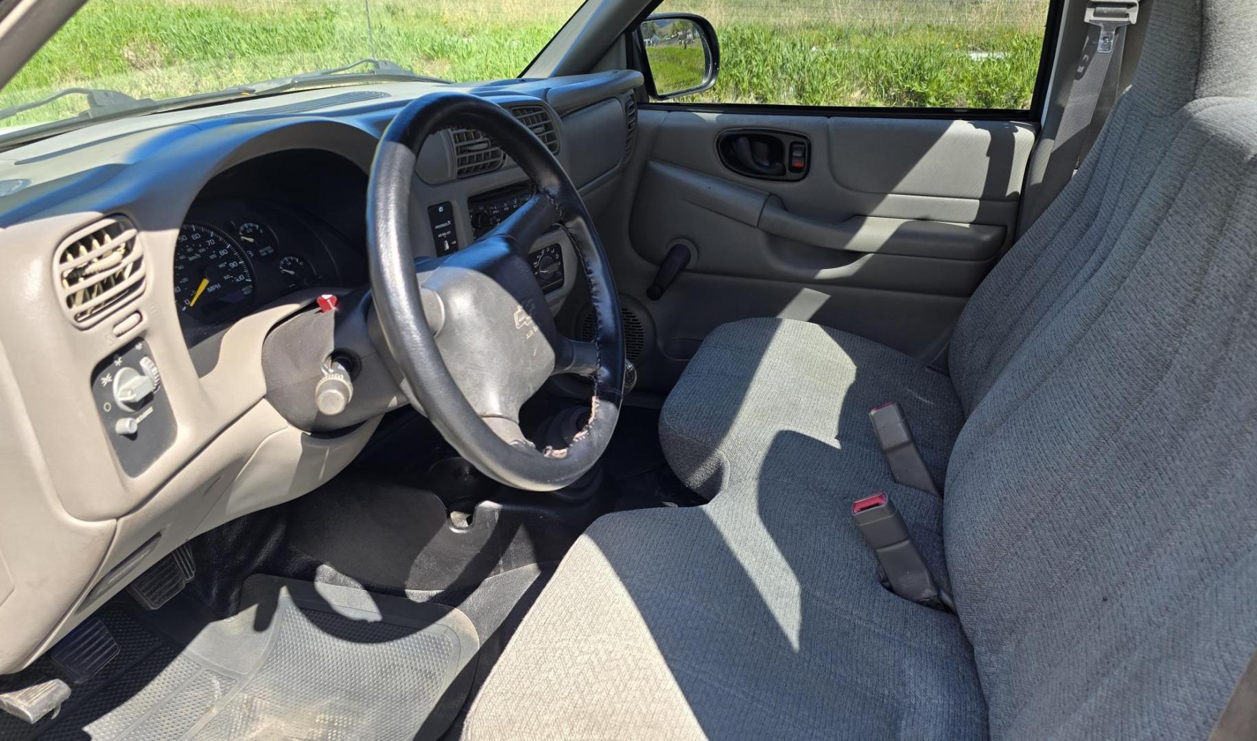 1999 White /Black Chevrolet S10 Pickup Short Bed 2WD (1GCCS1448X8) with an 2.2L L4 OHV 8V engine, 5 Speed Manual transmission, located at 450 N Russell, Missoula, MT, 59801, (406) 543-6600, 46.874496, -114.017433 - Cute Little 2WD Truck. Odometer doesn't work so we don't know the miles. Runs great with an economical 2.2L I4 Engine. 5 Speed Manual Transmission. Air Conditioning. AM FM CD Player. Bed Cover. Towing Receiver Hitch. Financing is Not Available through our lenders. - Photo#8