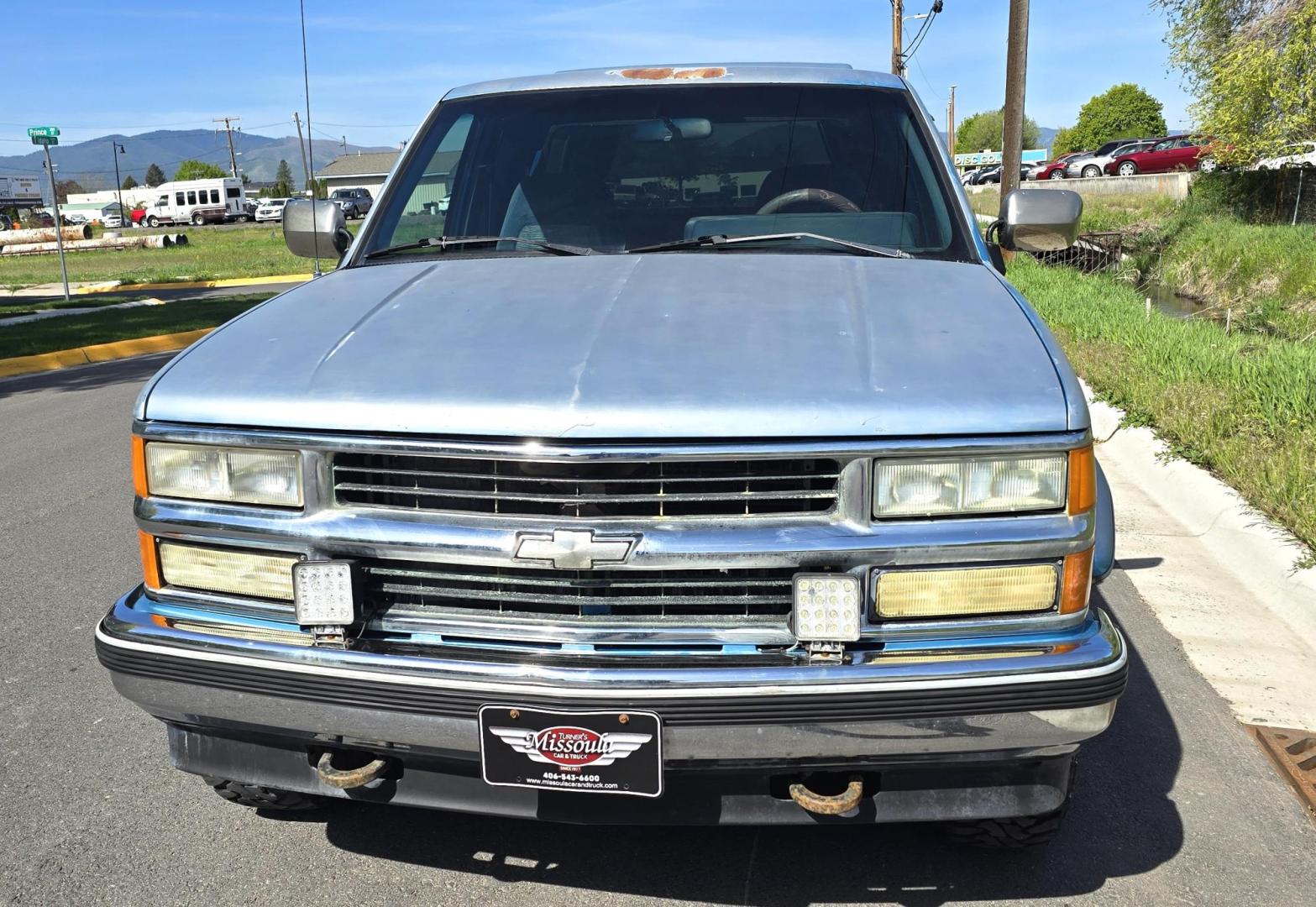 1994 Blue /Blue Chevrolet C/K 1500 Ext. Cab 6.5-ft. Bed 4WD (1GCEK19K5RE) with an 5.7L V8 OHV 16V engine, 5 Speed Manual transmission, located at 450 N Russell, Missoula, MT, 59801, (406) 543-6600, 46.874496, -114.017433 - 4WD. Extended Cab. 5.7L V8. 5 Speed Manual Transmission. Air. Cruise. Tilt. Power Windows and Locks. Matching Topper. Paint is a little rough and and a couple rust spots. Lots of miles but runs amazing. Because of the age our Lenders do not offer financing on this vehicle. - Photo#4