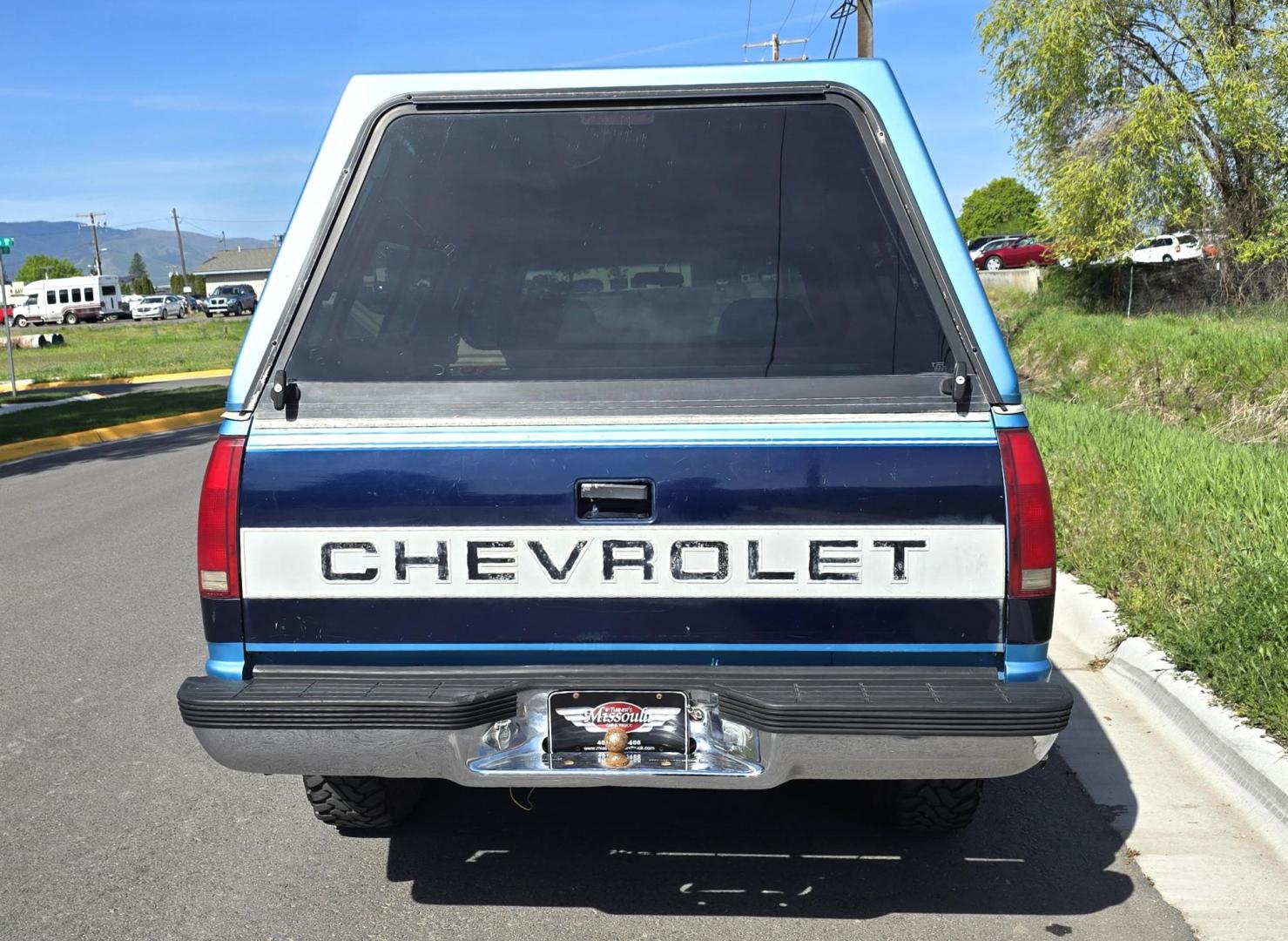 1994 Blue /Blue Chevrolet C/K 1500 Ext. Cab 6.5-ft. Bed 4WD (1GCEK19K5RE) with an 5.7L V8 OHV 16V engine, 5 Speed Manual transmission, located at 450 N Russell, Missoula, MT, 59801, (406) 543-6600, 46.874496, -114.017433 - 4WD. Extended Cab. 5.7L V8. 5 Speed Manual Transmission. Air. Cruise. Tilt. Power Windows and Locks. Matching Topper. Paint is a little rough and and a couple rust spots. Lots of miles but runs amazing. Because of the age our Lenders do not offer financing on this vehicle. - Photo#5