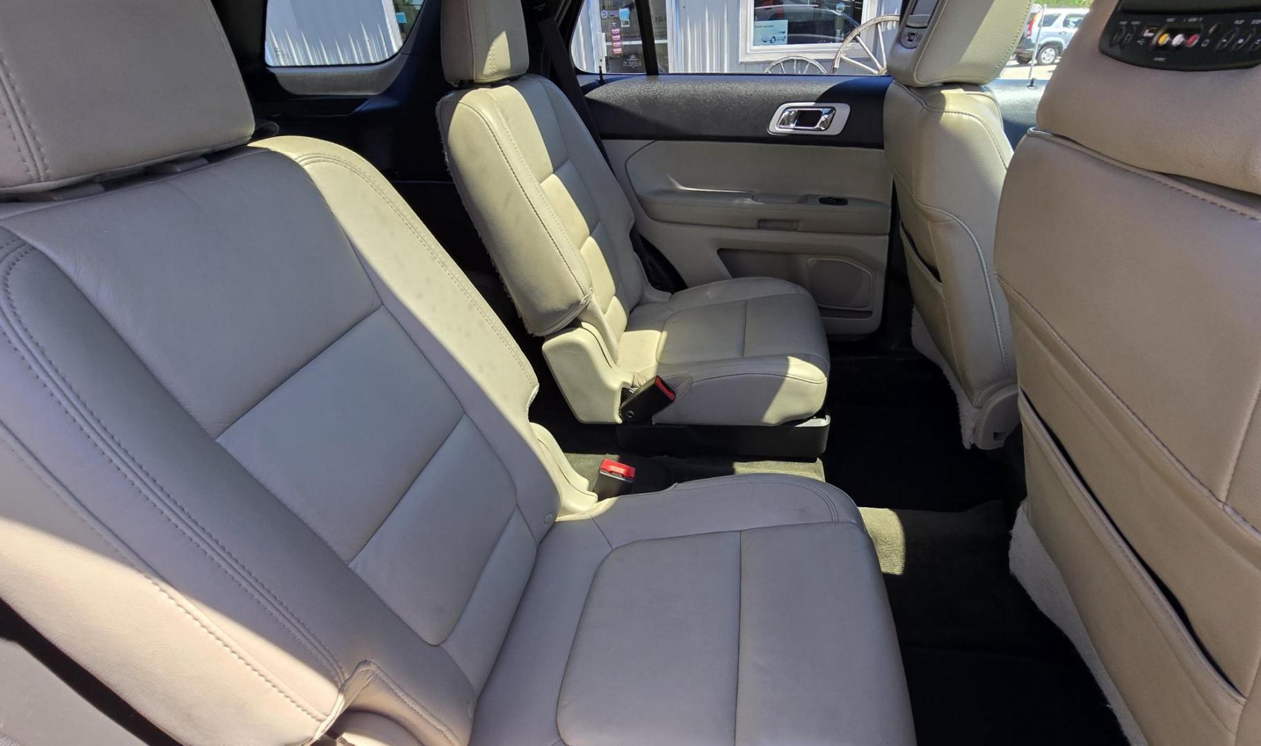 2014 Grey /White Ford Explorer XLT 4WD (1FM5K8D87EG) with an 3.5L V6 DOHC 24V engine, 6-Speed Automatic transmission, located at 450 N Russell, Missoula, MT, 59801, (406) 543-6600, 46.874496, -114.017433 - Sexy AWD SUV. 3.5L V6 Engine. Dual Sunroofs. 3rd Row Seating. Leather Heated Seats, Power Front Seats. Power Liftgate. Towing. Navigation. AM FM Sat CD. Bluetooth Audio and Phone. Backup Camera. DVD Headrests, Dual Climate Control. Blind Spot Monitor. - Photo#21