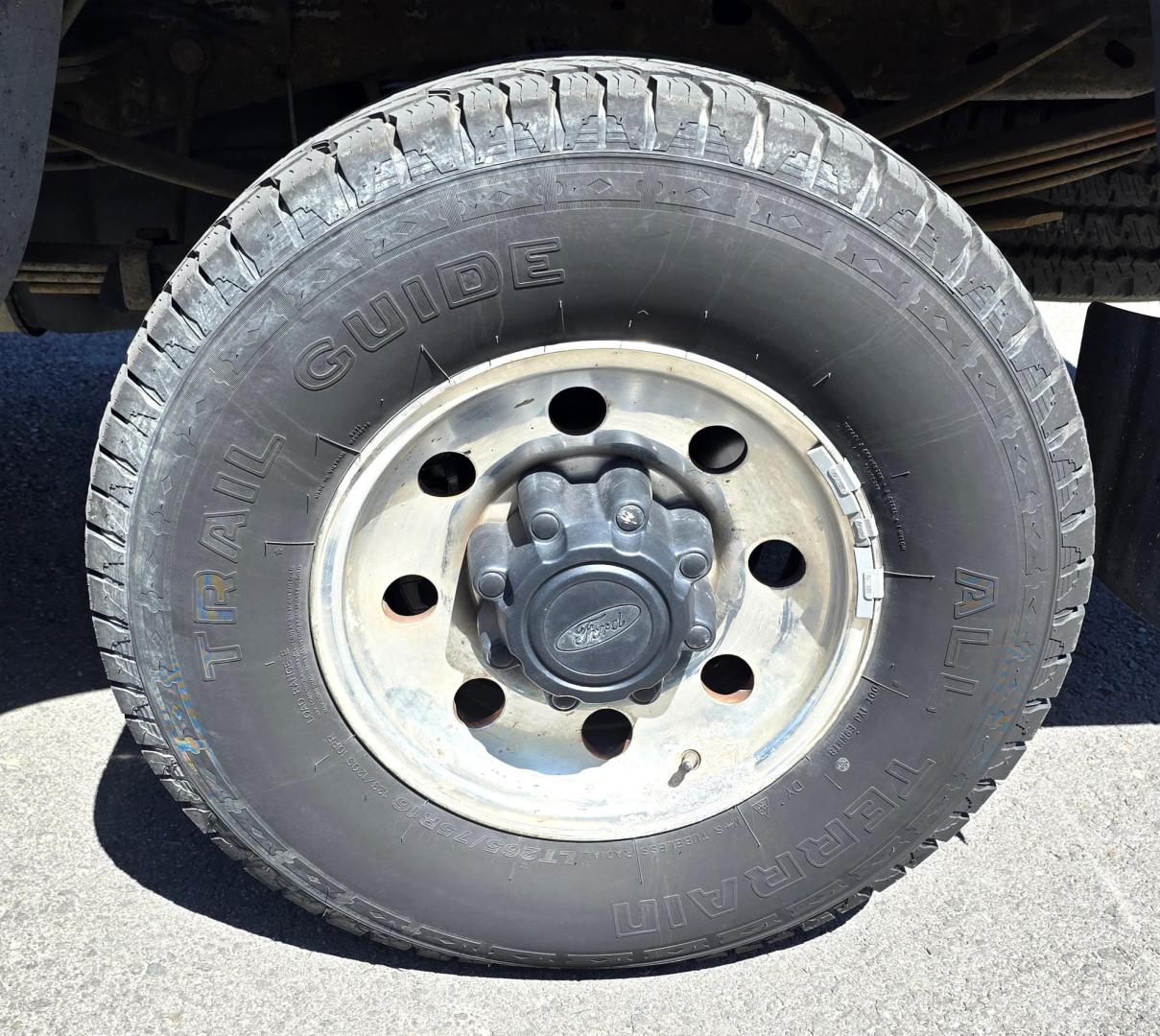 1999 White /Gray Ford F-250 SD Lariat SuperCab LWB 4WD (1FTNX21S9XE) with an 6.8L V10 SOHC 20V engine, Automatic transmission, located at 450 N Russell, Missoula, MT, 59801, (406) 543-6600, 46.874496, -114.017433 - Nice Owner Owner Truck with a Clean Carfax. Only 120,700 Miles. Powerful, Reliable V10 Engine. Automatic Transmission. 4WD with Locking Hubs. Long Box with Matching Topper. Power Drivers Seat. Air. Cruise. Tilt. Power Windows and Locks. AM FM Cassette CD Player. CB Radio. Because of the age, or L - Photo#11