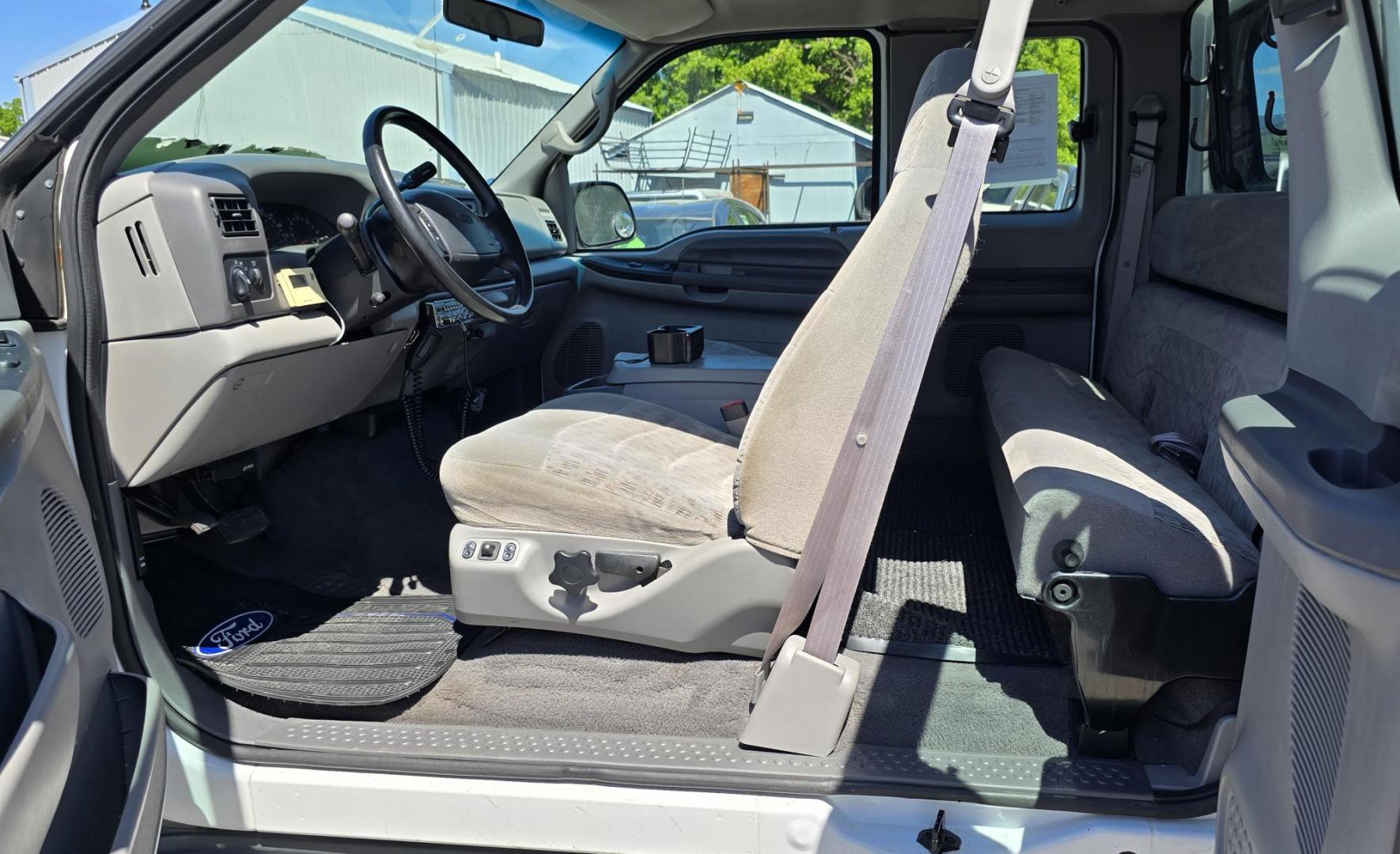 1999 White /Gray Ford F-250 SD Lariat SuperCab LWB 4WD (1FTNX21S9XE) with an 6.8L V10 SOHC 20V engine, Automatic transmission, located at 450 N Russell, Missoula, MT, 59801, (406) 543-6600, 46.874496, -114.017433 - Nice Owner Owner Truck with a Clean Carfax. Only 120,700 Miles. Powerful, Reliable V10 Engine. Automatic Transmission. 4WD with Locking Hubs. Long Box with Matching Topper. Power Drivers Seat. Air. Cruise. Tilt. Power Windows and Locks. AM FM Cassette CD Player. CB Radio. Because of the age, or L - Photo#17