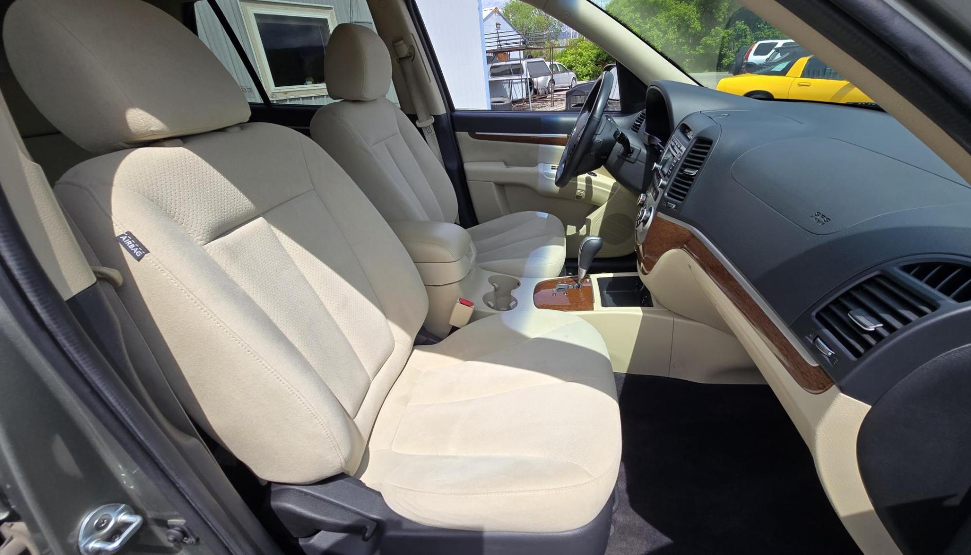 2009 Green /Tan Hyundai Santa Fe LE (5NMSH13E69H) with an 3.3L V6 DOHC 24V engine, 5-Speed Automatic transmission, located at 450 N Russell, Missoula, MT, 59801, (406) 543-6600, 46.874496, -114.017433 - Clean FWD SUV. 3.3L V6 Engine. Automatic Transmission. Air Cruise Tilt. Power Windows and Locks. 2 Owner with a Clean Title and Carfax. - Photo#16