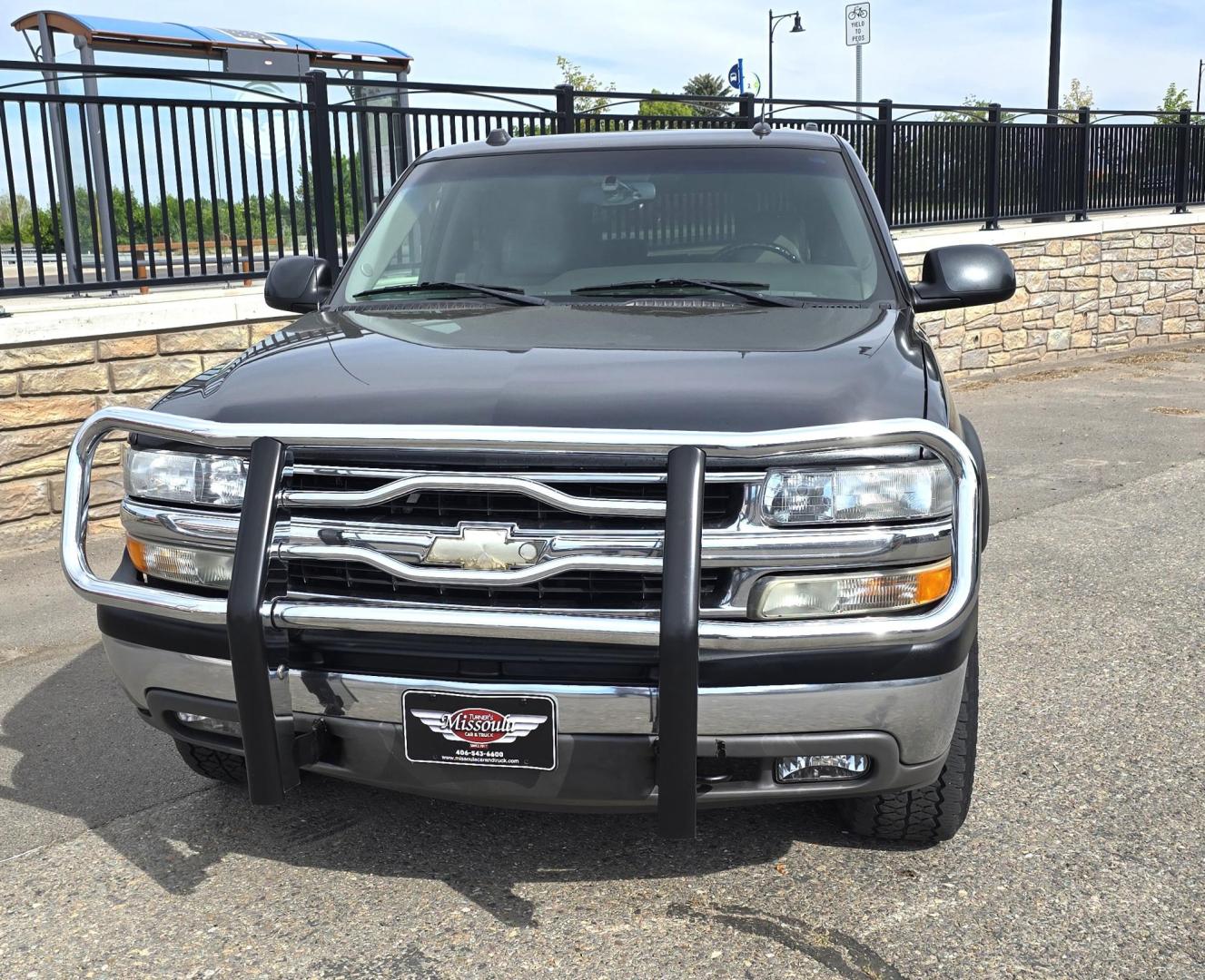 2005 Grey /Gray Chevrolet Tahoe 4WD (1GNEK13T55J) with an 5.3L V8 OHV 16V engine, 4-Speed Automatic Overdrive transmission, located at 450 N Russell, Missoula, MT, 59801, (406) 543-6600, 46.874496, -114.017433 - Photo#2