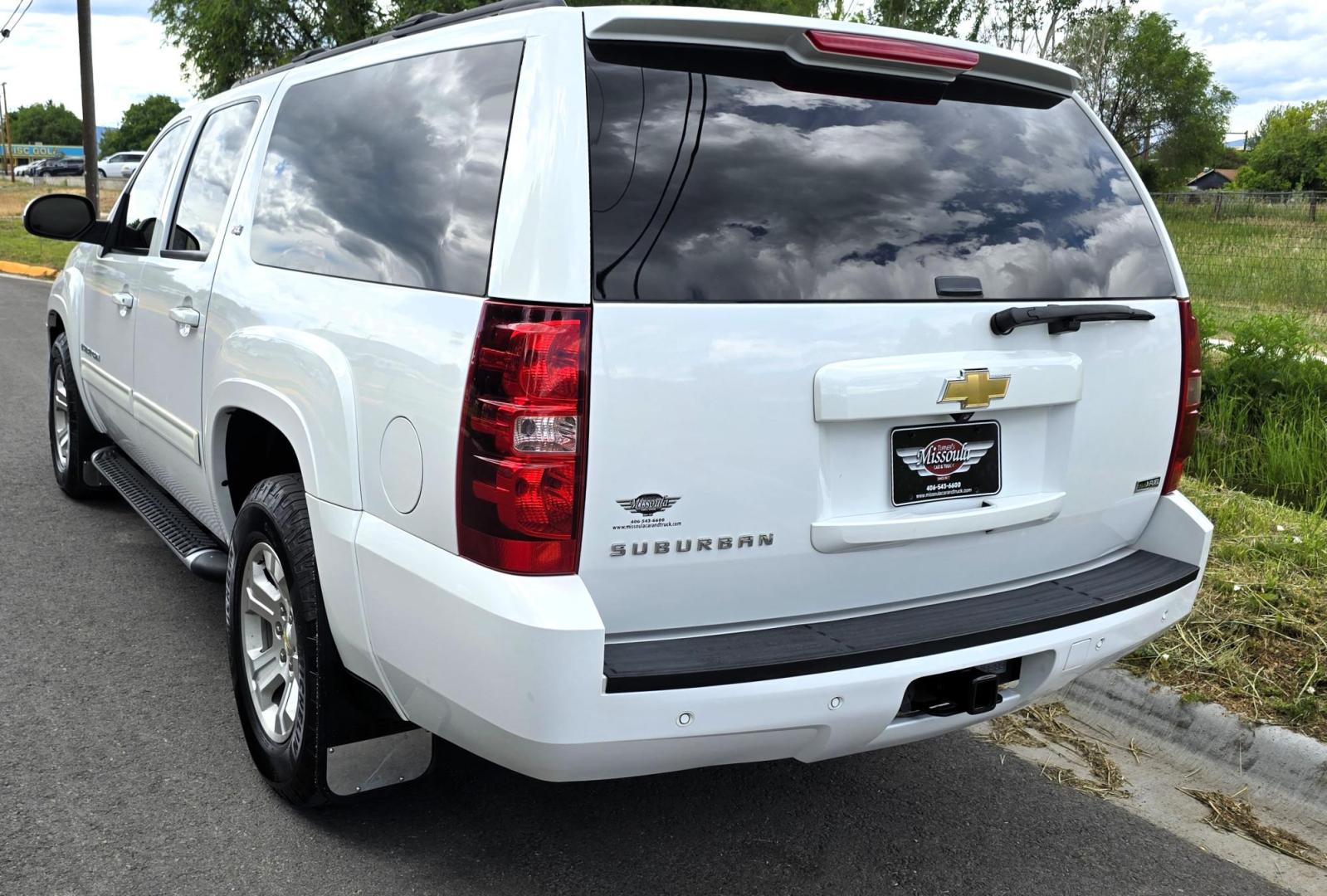2009 White /Black Chevrolet Suburban LT1 1500 4WD (1GNFK26319R) with an 5.3L V8 OHV 16V FFV engine, 4-Speed Automatic transmission, located at 450 N Russell, Missoula, MT, 59801, (406) 543-6600, 46.874496, -114.017433 - Big Sexy 4WD SUV in Excellent Condition. 5.3L V8 Engine. 3rd Row Seating. Leather Seats. Heated Front and Middle Seats. Rear Entertainment. Power Sunroof. Power Liftgate. Front and Rear Climate Control. Towing. Running Boards. AM FM XM CD DVD and Navigation. Excellent Michelin Tires. We Finance - Photo#8