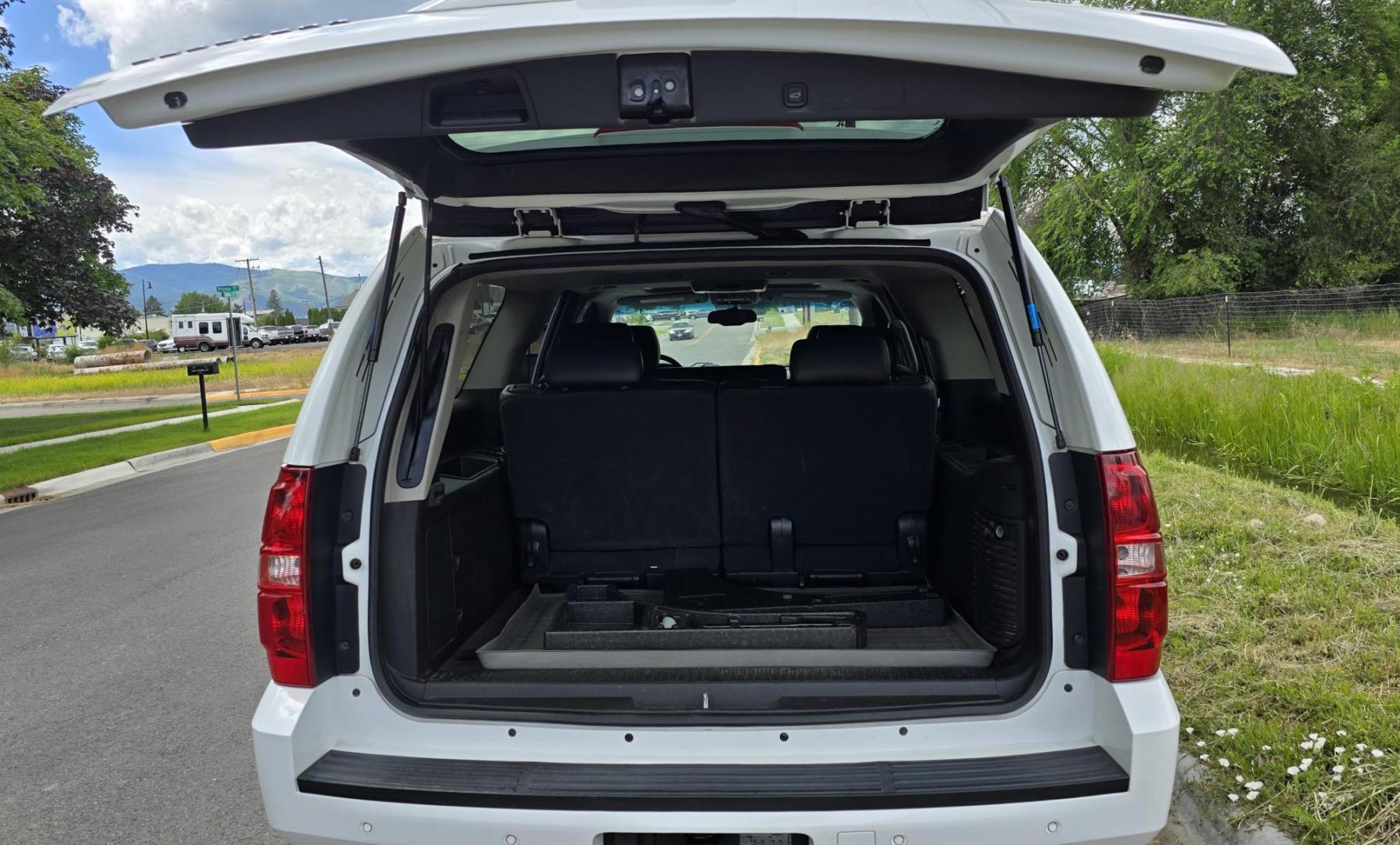 2009 White /Black Chevrolet Suburban LT1 1500 4WD (1GNFK26319R) with an 5.3L V8 OHV 16V FFV engine, 4-Speed Automatic transmission, located at 450 N Russell, Missoula, MT, 59801, (406) 543-6600, 46.874496, -114.017433 - Big Sexy 4WD SUV in Excellent Condition. 5.3L V8 Engine. 3rd Row Seating. Leather Seats. Heated Front and Middle Seats. Rear Entertainment. Power Sunroof. Power Liftgate. Front and Rear Climate Control. Towing. Running Boards. AM FM XM CD DVD and Navigation. Excellent Michelin Tires. We Finance - Photo#10