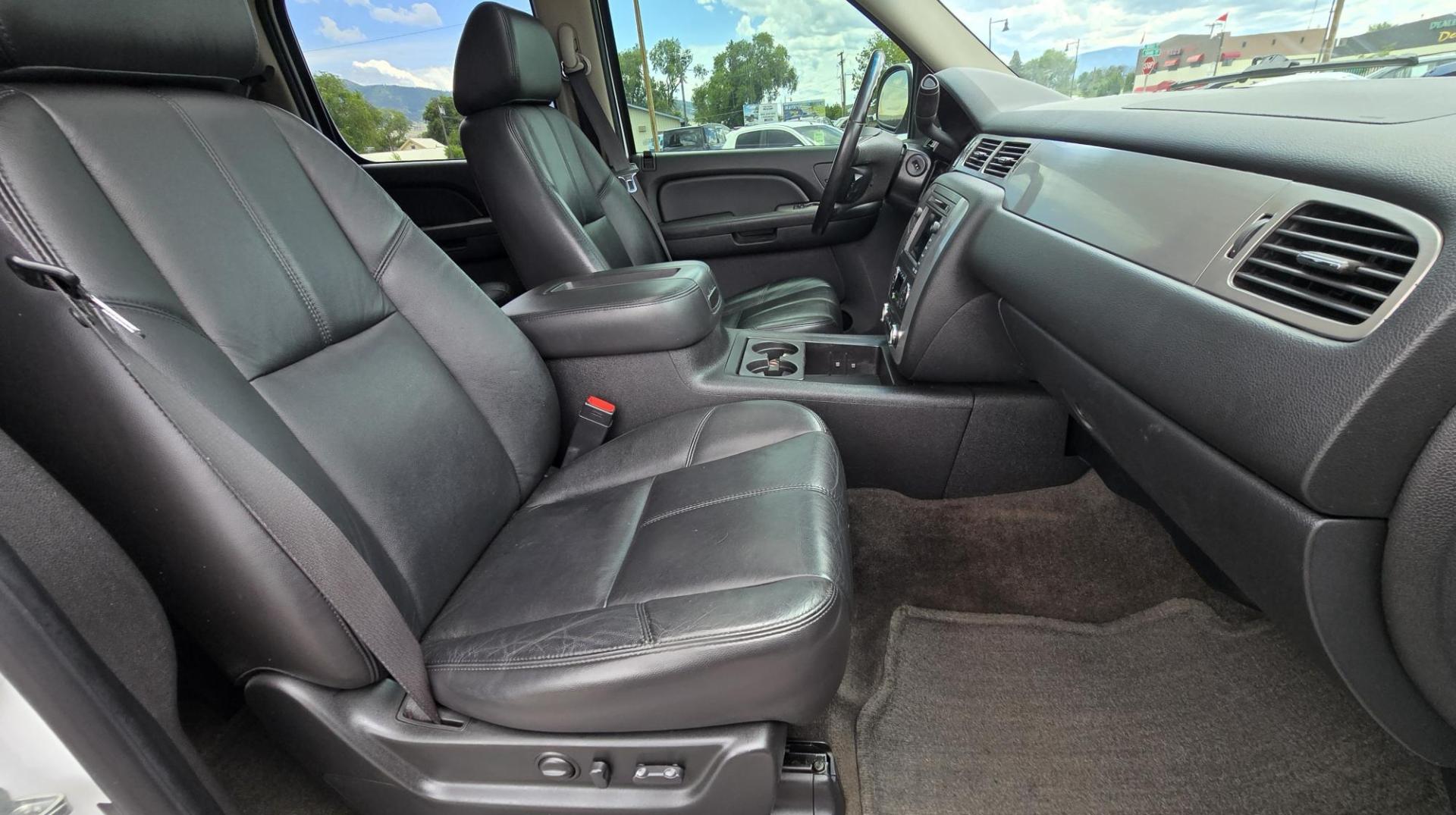 2009 White /Black Chevrolet Suburban LT1 1500 4WD (1GNFK26319R) with an 5.3L V8 OHV 16V FFV engine, 4-Speed Automatic transmission, located at 450 N Russell, Missoula, MT, 59801, (406) 543-6600, 46.874496, -114.017433 - Big Sexy 4WD SUV in Excellent Condition. 5.3L V8 Engine. 3rd Row Seating. Leather Seats. Heated Front and Middle Seats. Rear Entertainment. Power Sunroof. Power Liftgate. Front and Rear Climate Control. Towing. Running Boards. AM FM XM CD DVD and Navigation. Excellent Michelin Tires. We Finance - Photo#23