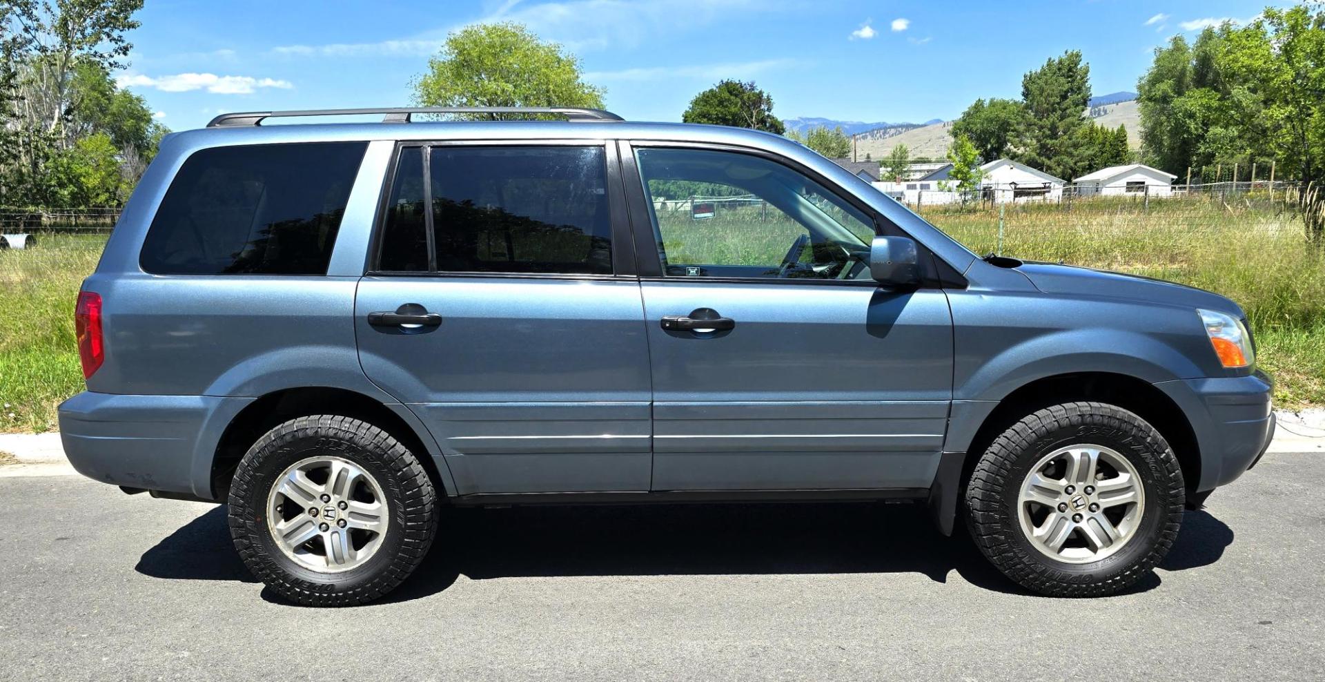 2005 Blue /Tan Honda Pilot EX-L w/ Leather (2HKYF18545H) with an 3.5L V6 SOHC 24V engine, 5-Speed Automatic Overdrive transmission, located at 450 N Russell, Missoula, MT, 59801, (406) 543-6600, 46.874496, -114.017433 - Photo#2