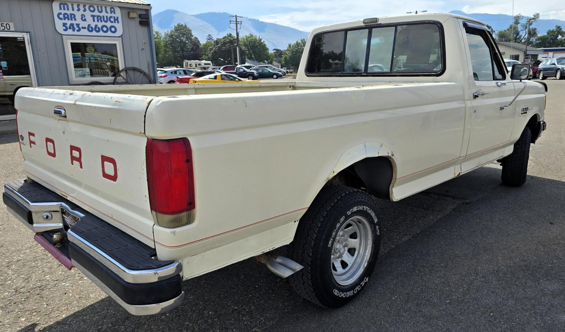 1989 White /Black Ford F-150 Reg. Cab Long Bed 4WD (1FTEF14Y0KP) with an 4.9L L6 OHV 12V engine, 4-Speed Automatic Overdrive transmission, located at 450 N Russell, Missoula, MT, 59801, (406) 543-6600, 46.874496, -114.017433 - Photo#6