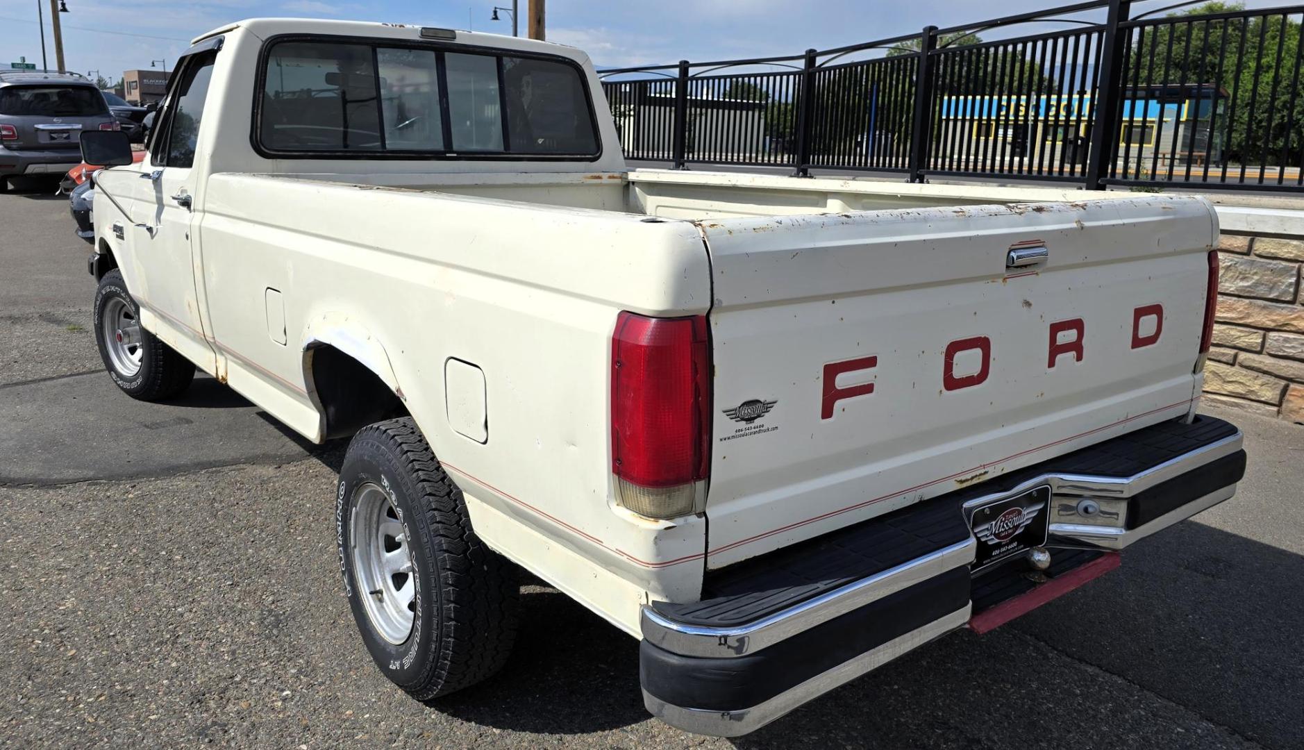 1989 White /Black Ford F-150 Reg. Cab Long Bed 4WD (1FTEF14Y0KP) with an 4.9L L6 OHV 12V engine, 4-Speed Automatic Overdrive transmission, located at 450 N Russell, Missoula, MT, 59801, (406) 543-6600, 46.874496, -114.017433 - Photo#8